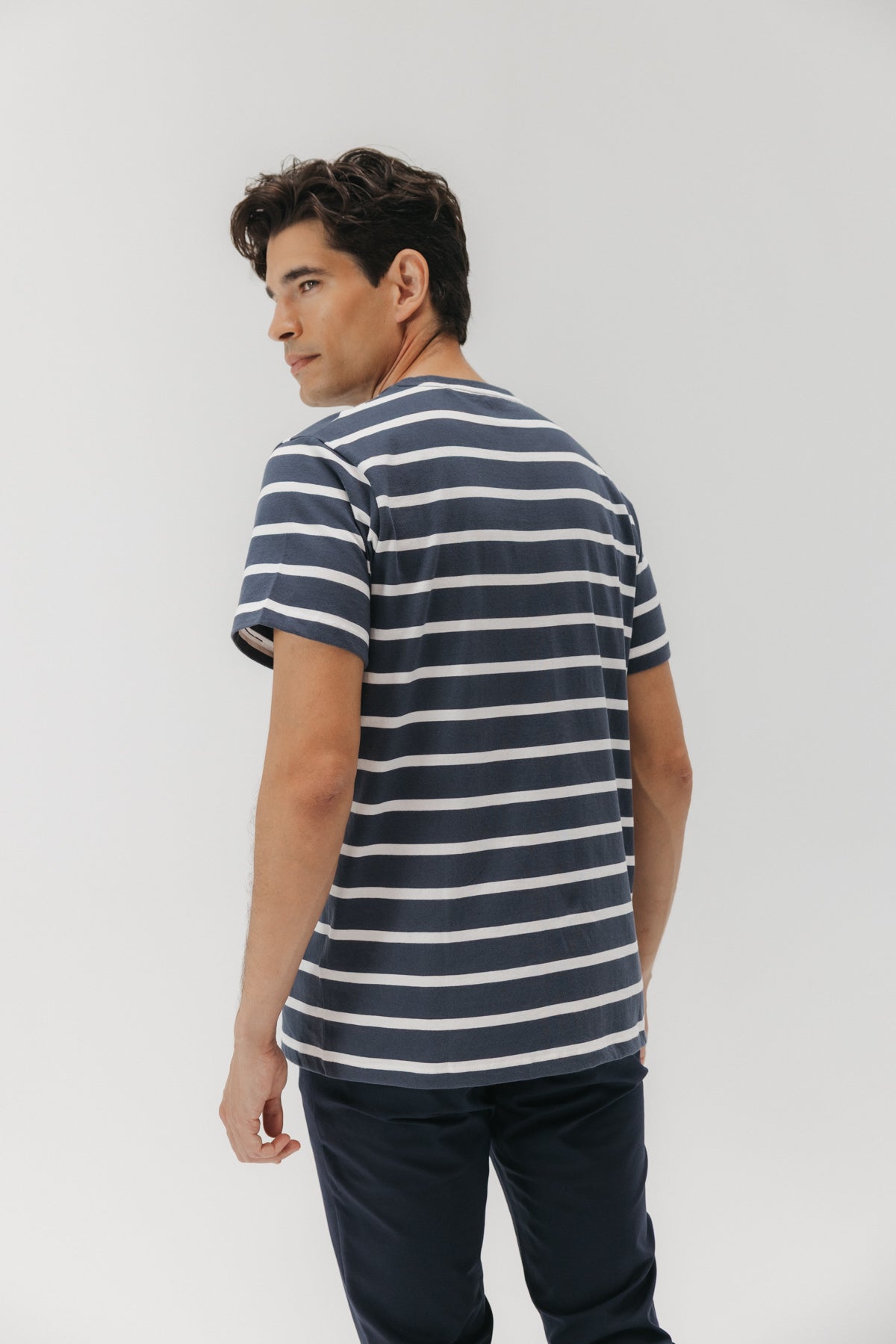 CAMISETA BÁSICA BORDADO RAYAS AZUL MARINO