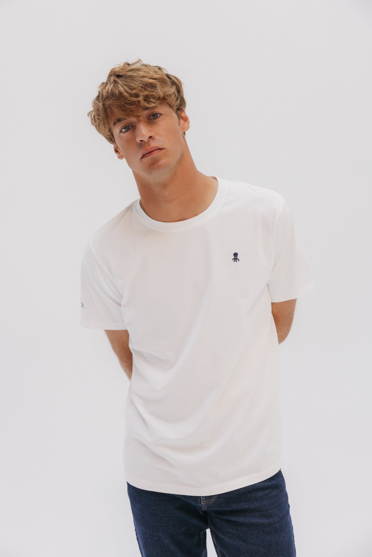Camiseta bordado logo contraste blanco puro