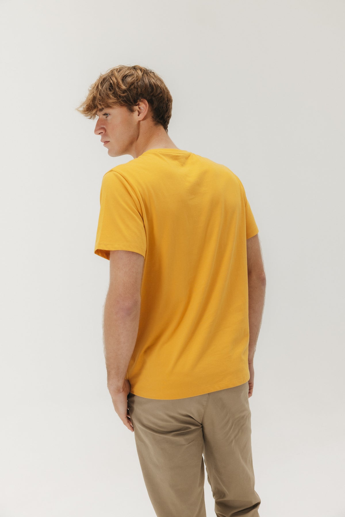 CAMISETA BORDADO LOGO CONTRASTE MOSTAZA