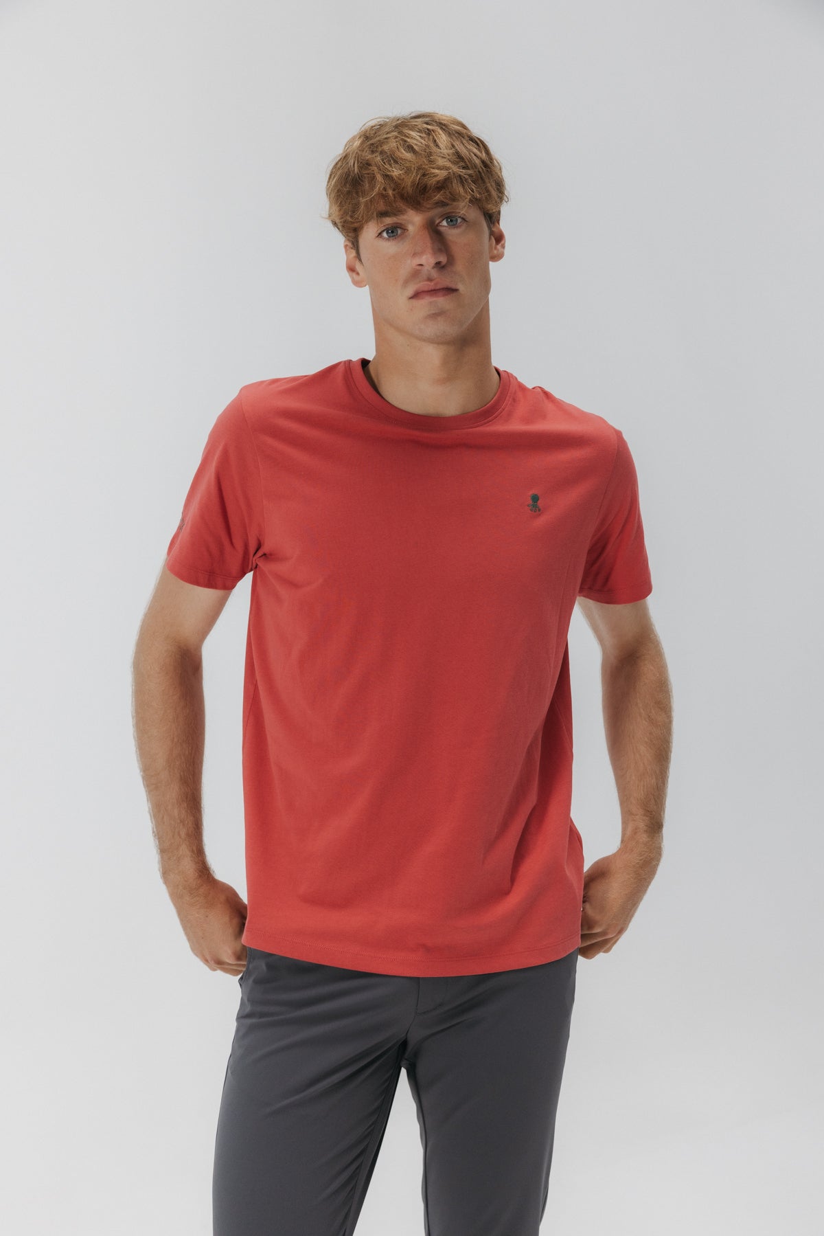 CAMISETA BORDADO LOGO CONTRASTE ROJO DELAVÉ