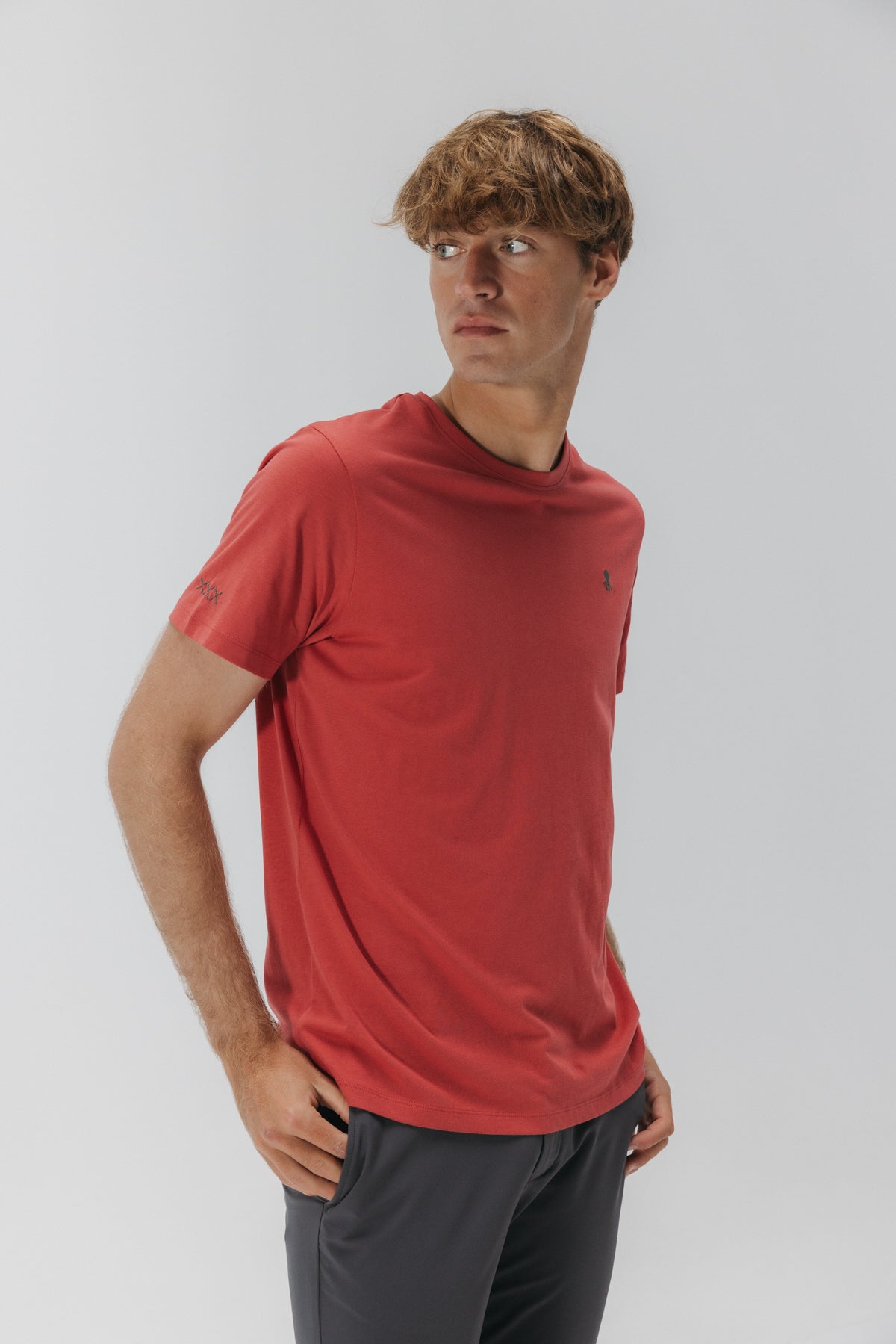 CAMISETA BORDADO LOGO CONTRASTE ROJO DELAVÉ