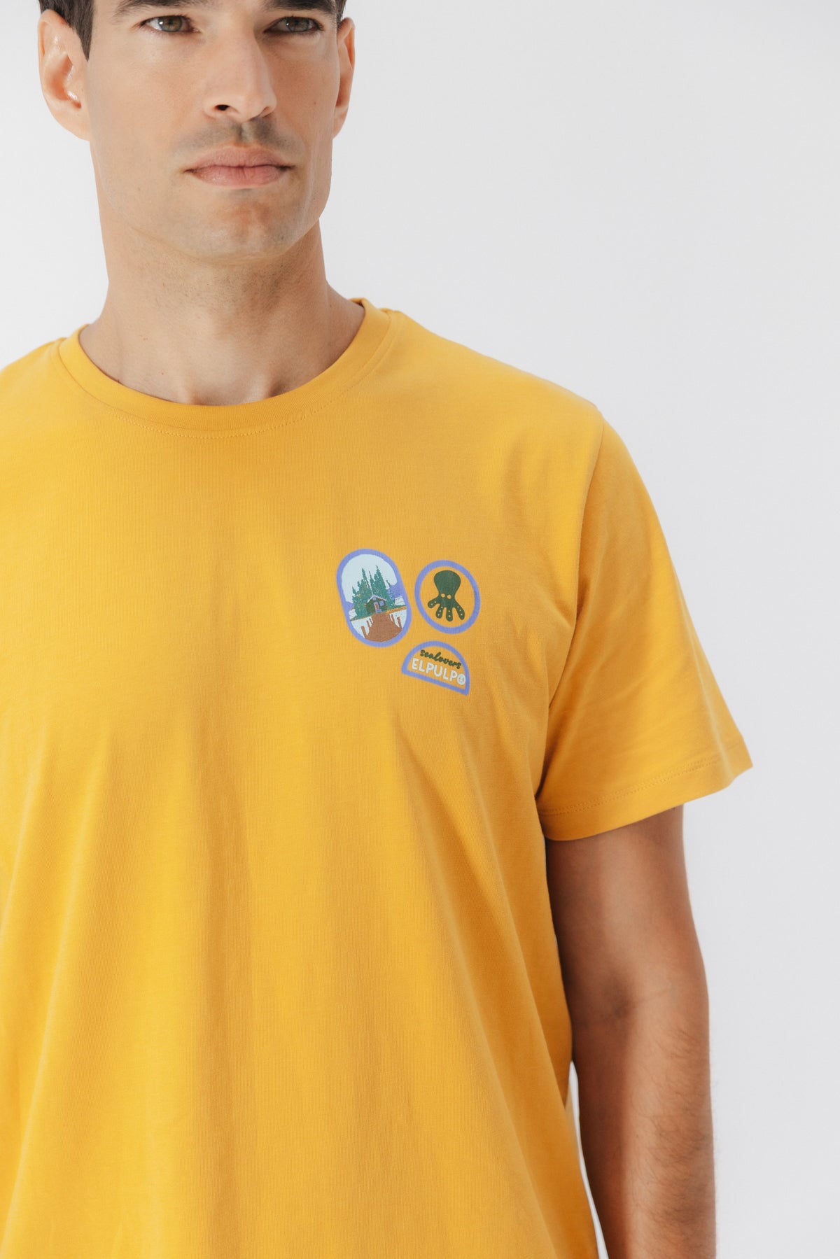 CAMISETA PARCHES DIBUJADOS MOSTAZA