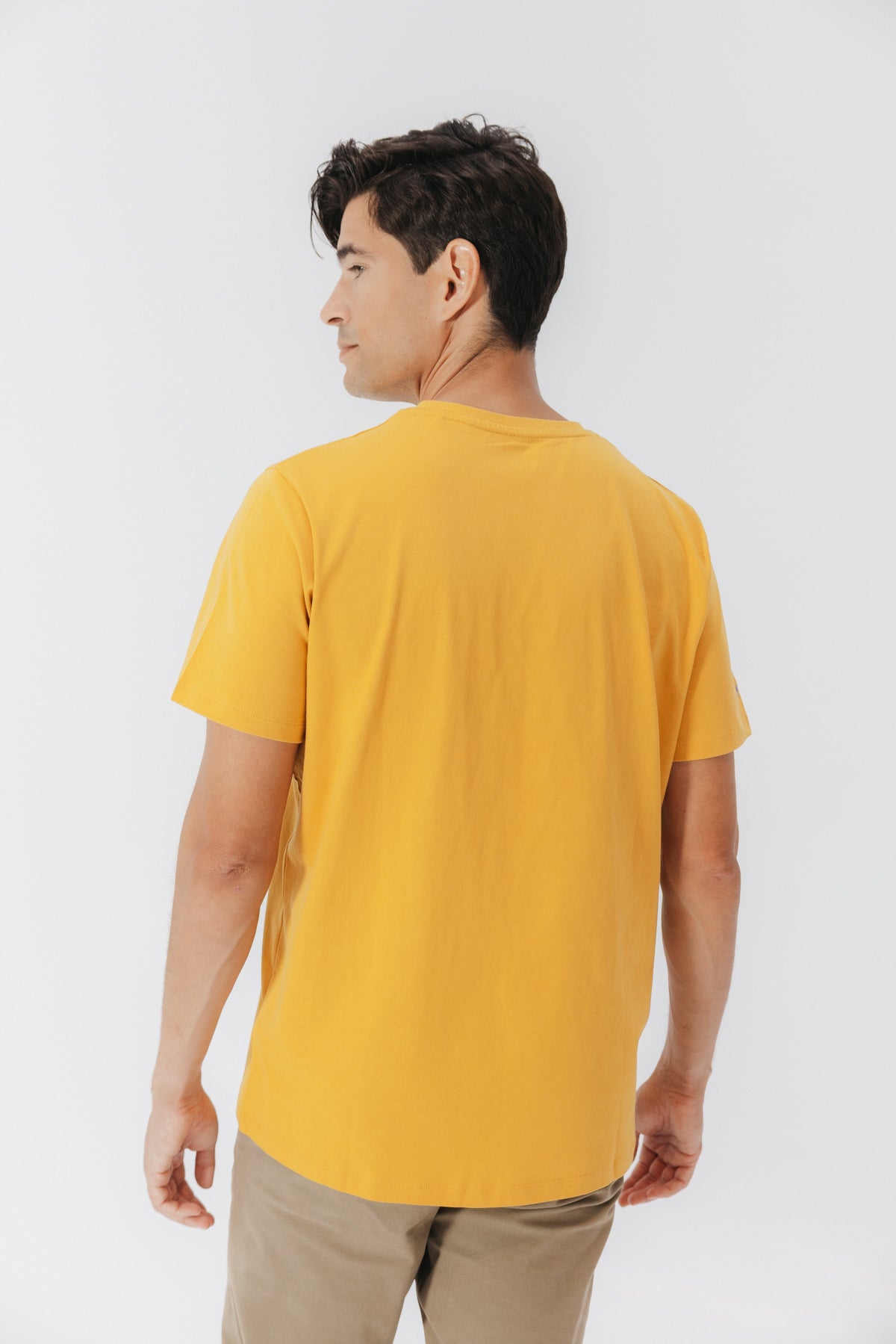 CAMISETA PARCHES DIBUJADOS MOSTAZA