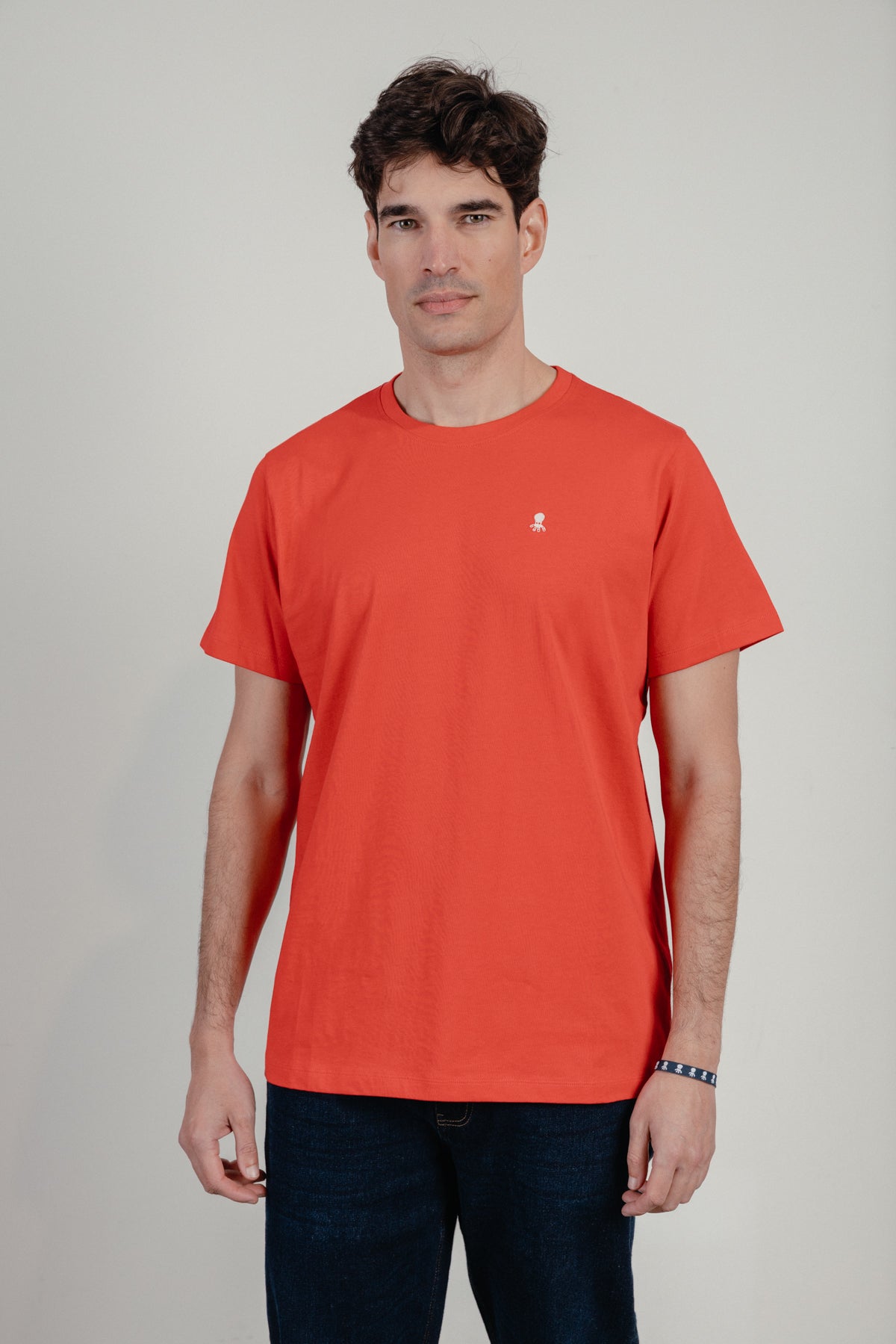 Camiseta bordado logo contraste rojo