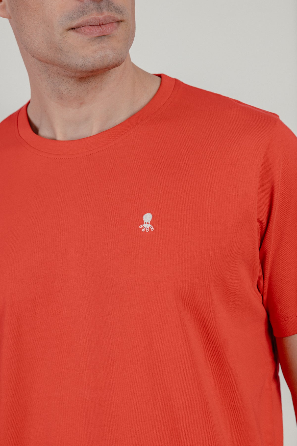 Camiseta bordado logo contraste rojo
