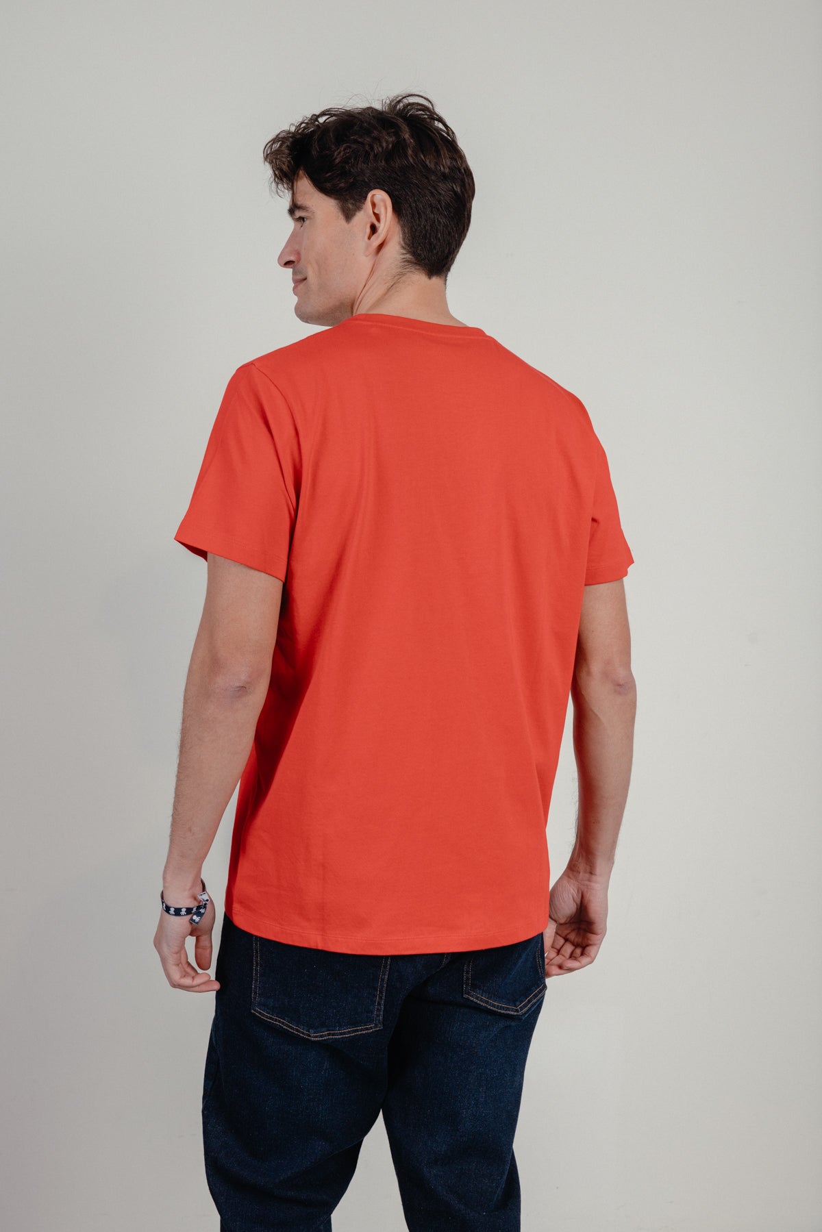 Camiseta bordado logo contraste rojo