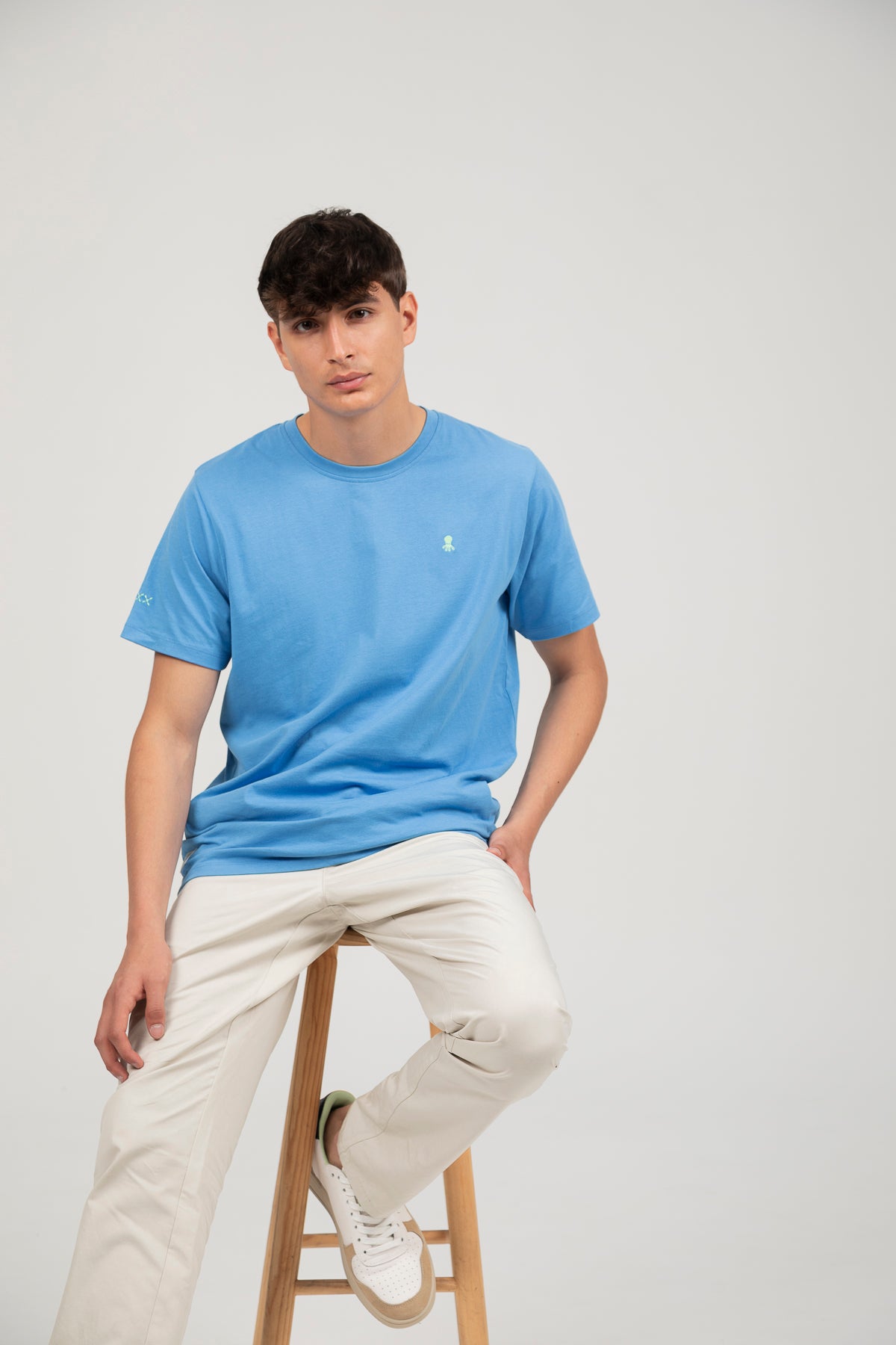 Camiseta bordado logo contraste azul lavanda