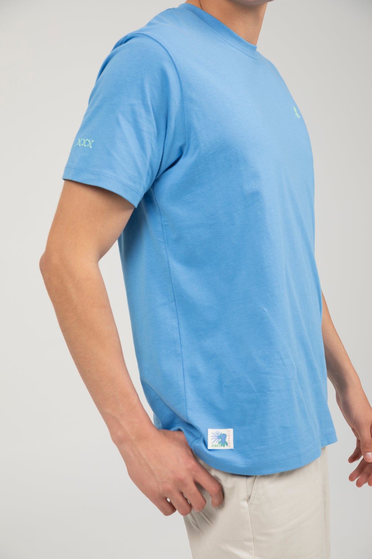 Camiseta bordado logo contraste azul lavanda