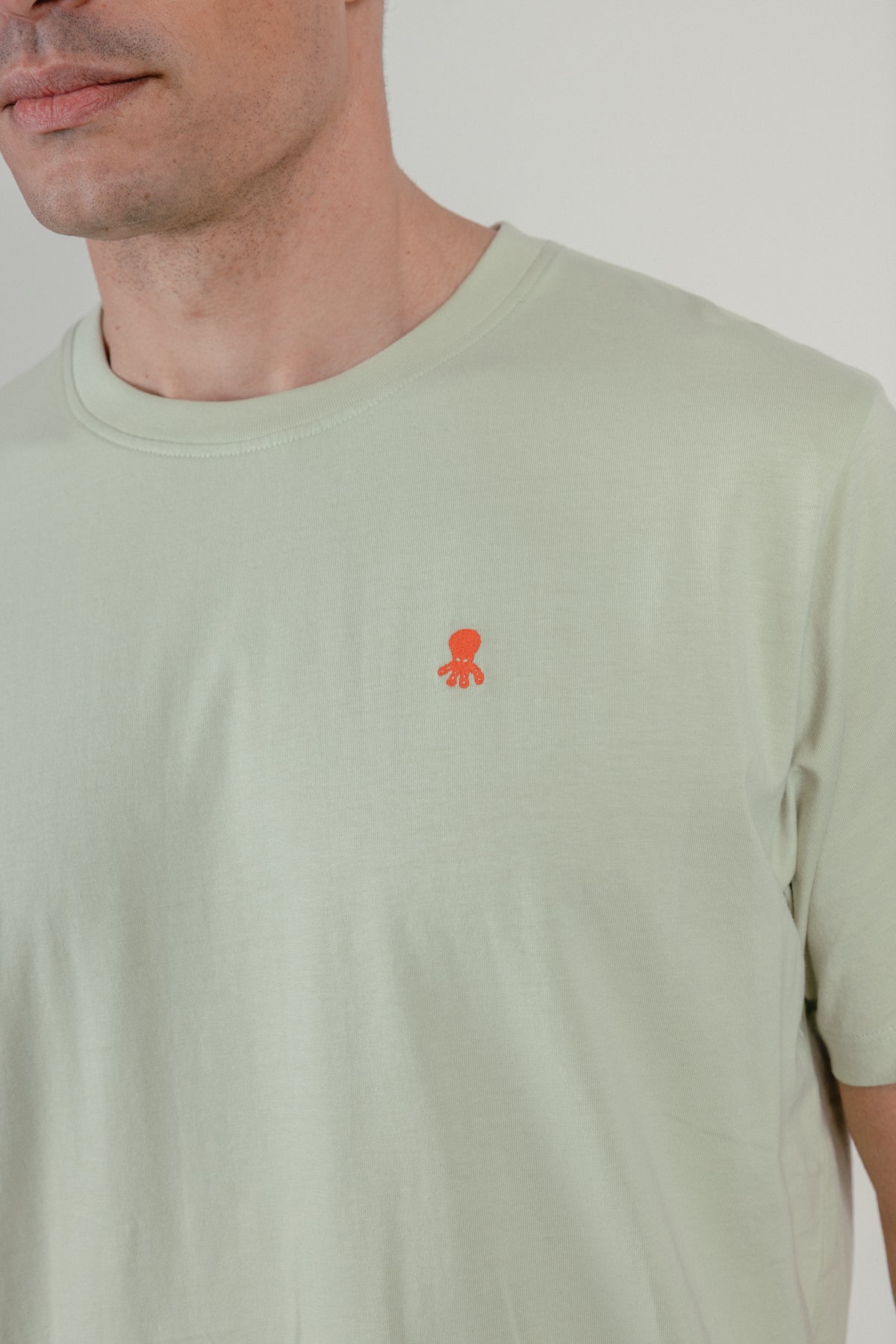Camiseta bordado logo contraste verde menta