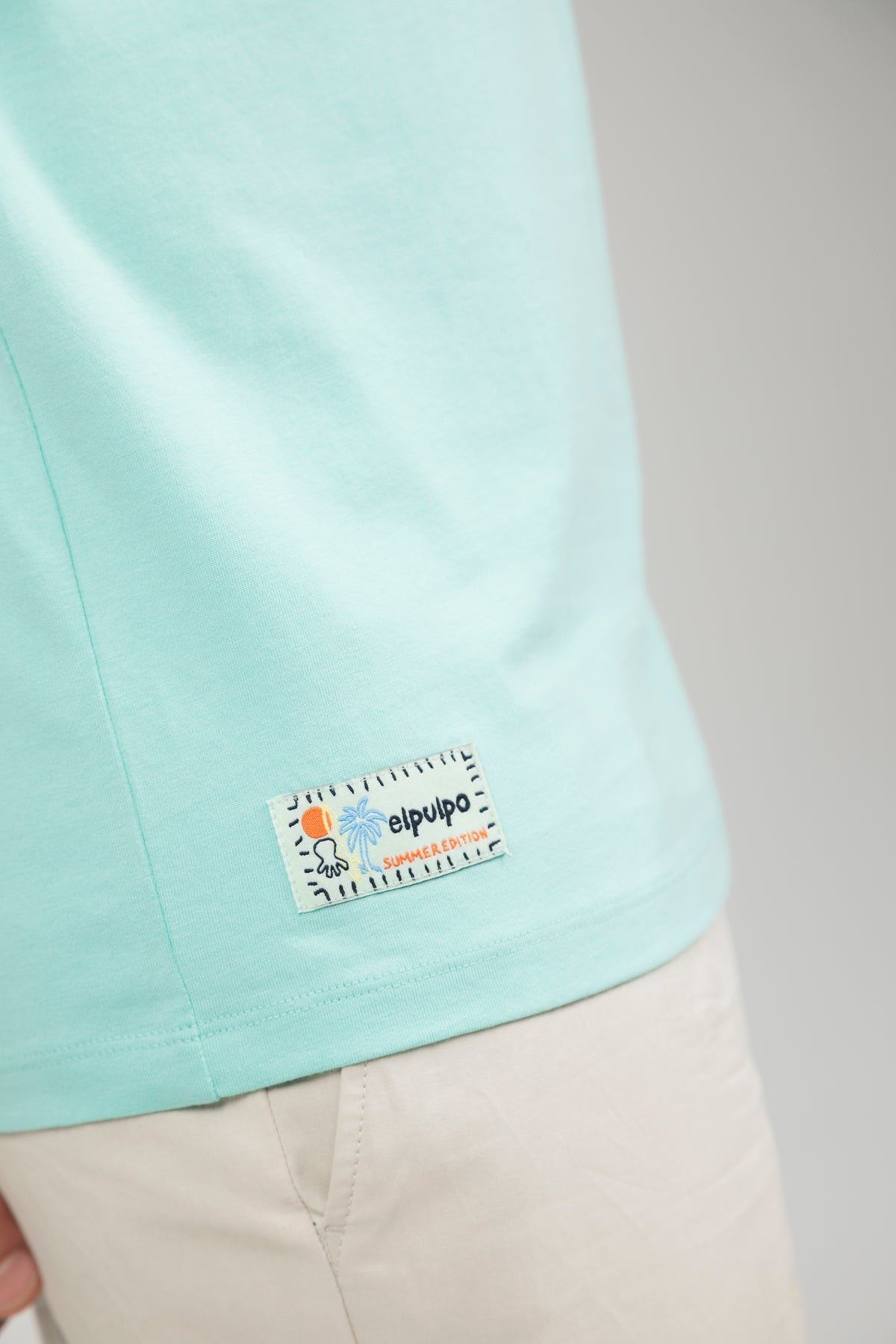 Camiseta bordado logo contraste verde agua