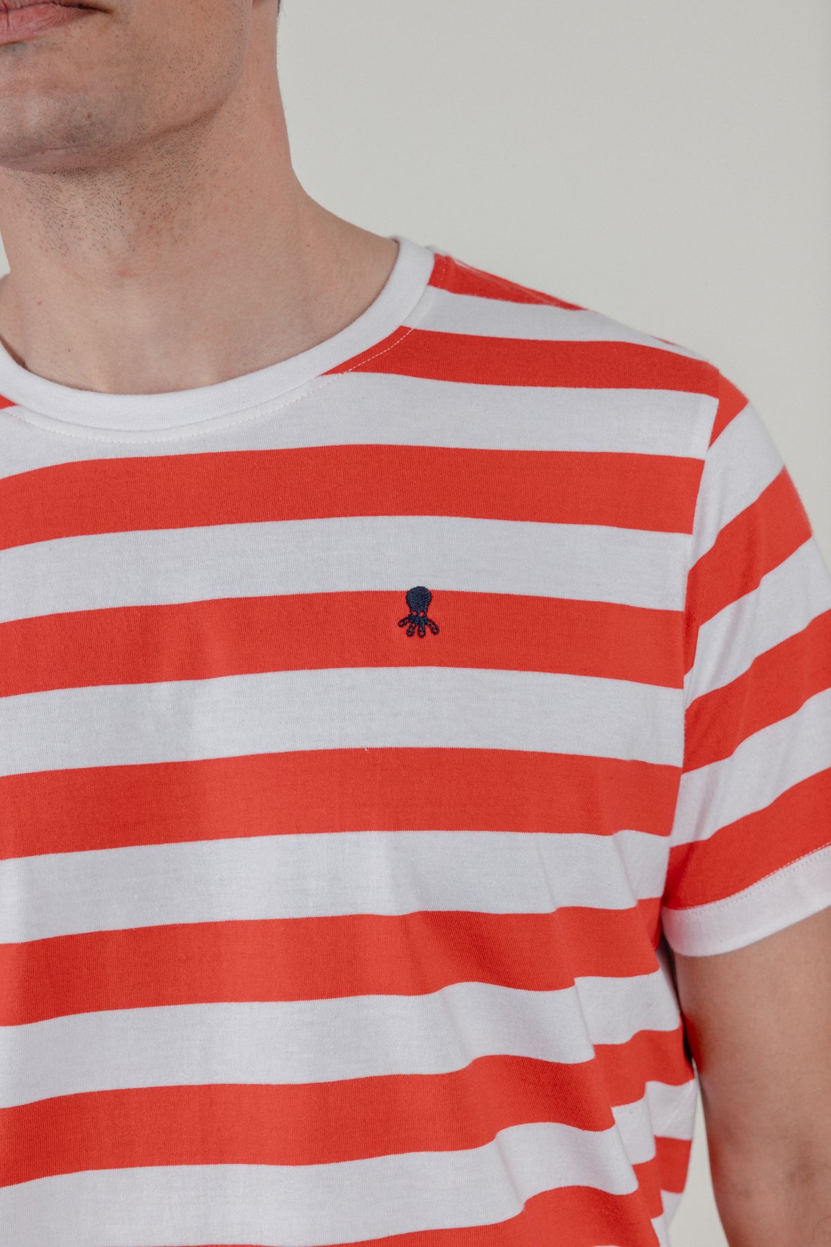 Camiseta rayas etiqueta oasis rojo