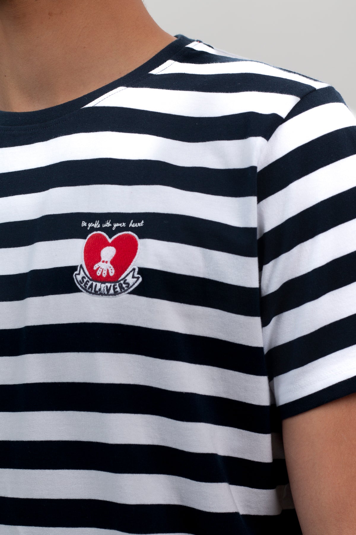 Camiseta de rayas corazón azul marino