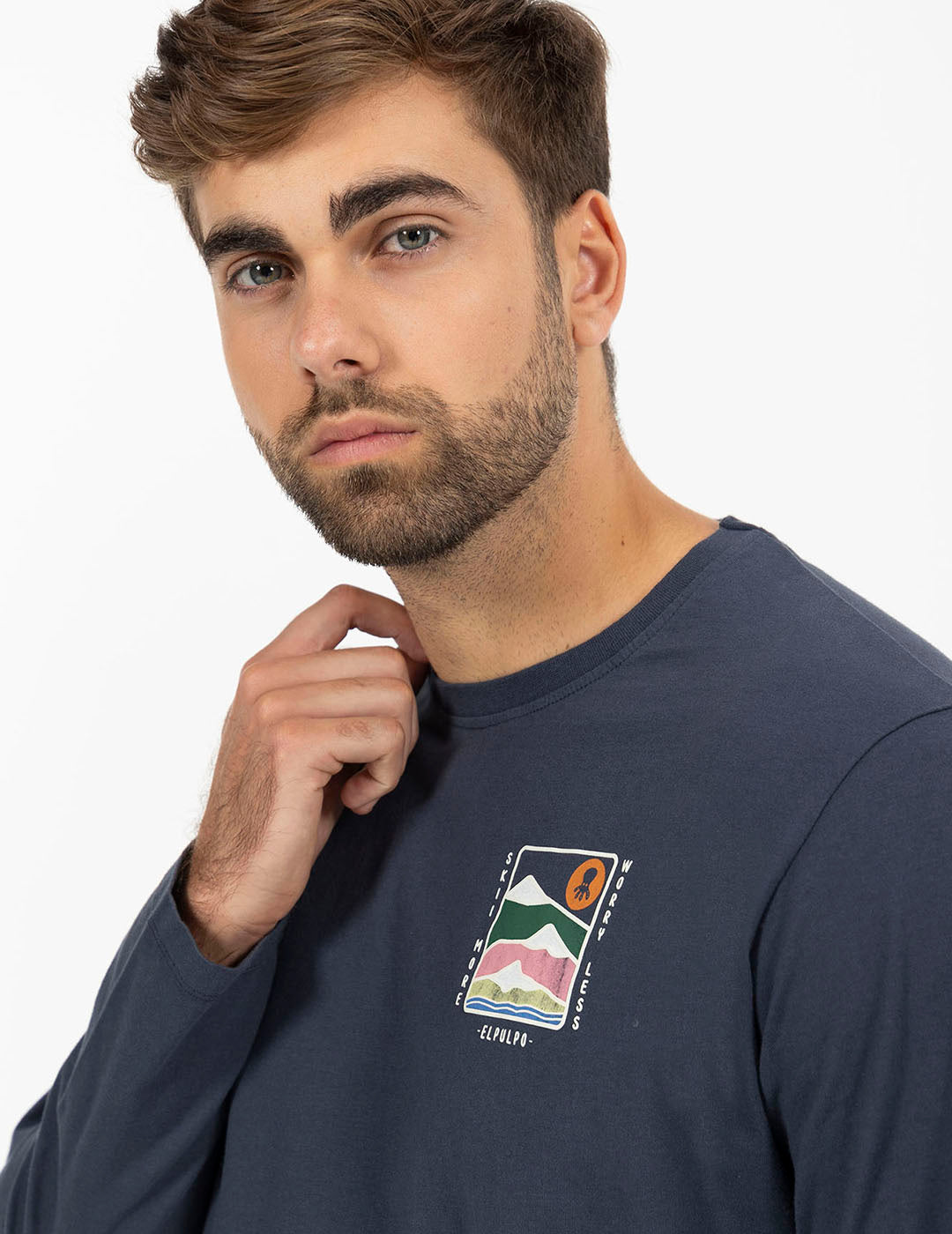 CAMISETA ESTAMPADO ENGOMADO MONTAÑAS AZUL MARINO DELAVÉ