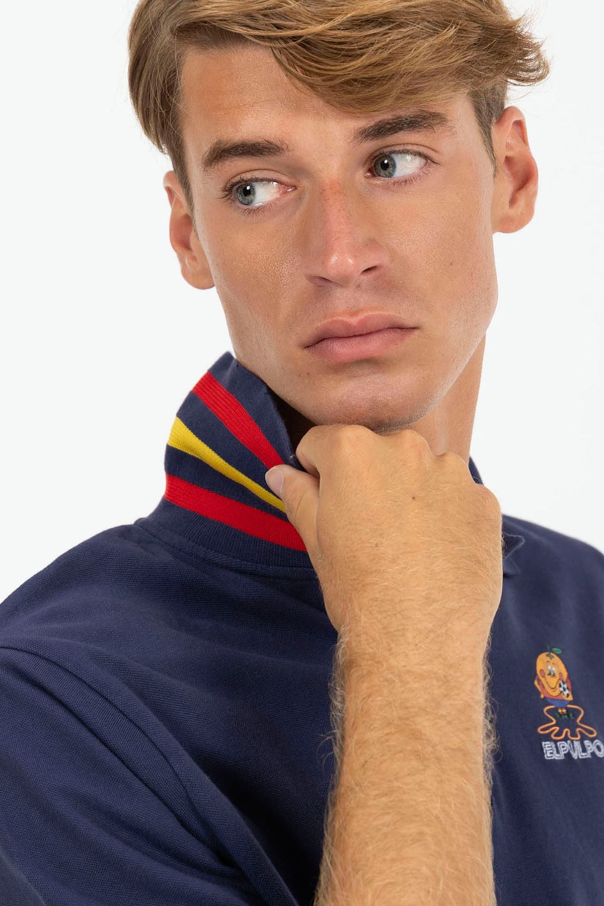 POLO ESTAMPADO ELPULPO Y NARANJITO CONTRASTES AZUL MARINO