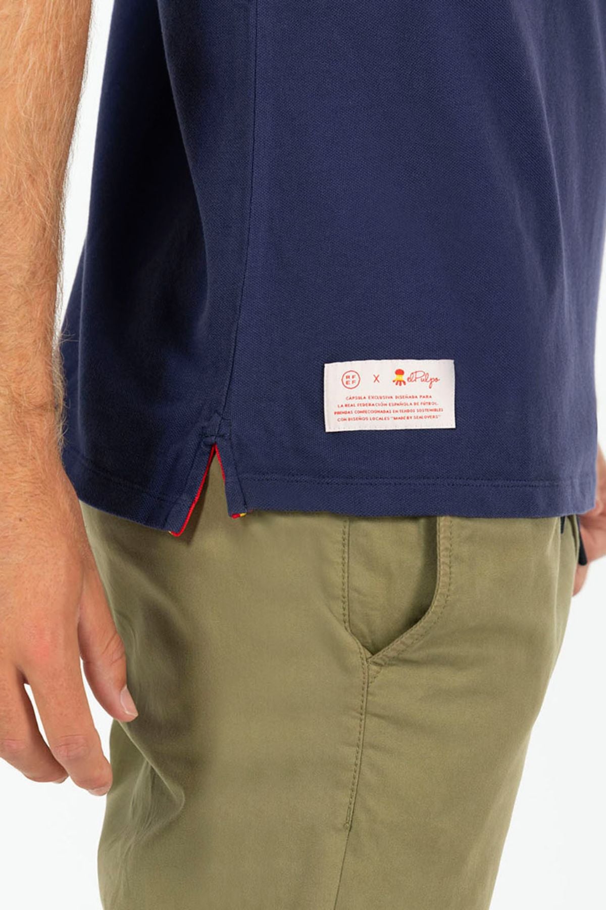 POLO ESTAMPADO ELPULPO Y NARANJITO CONTRASTES AZUL MARINO