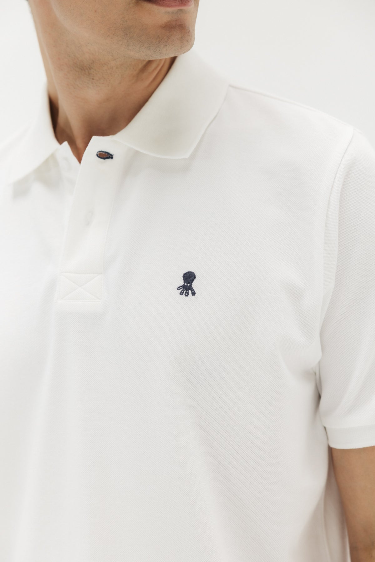 Polo lavado bordado a contraste blanco puro