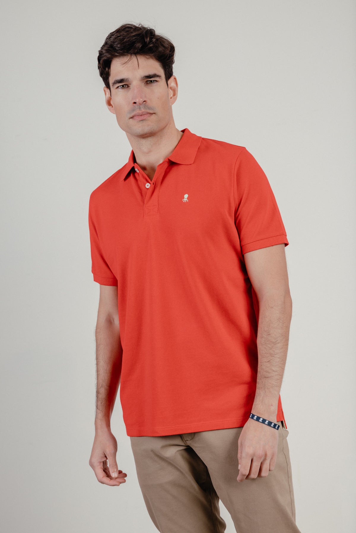 Polo lavado bordado a contraste rojo