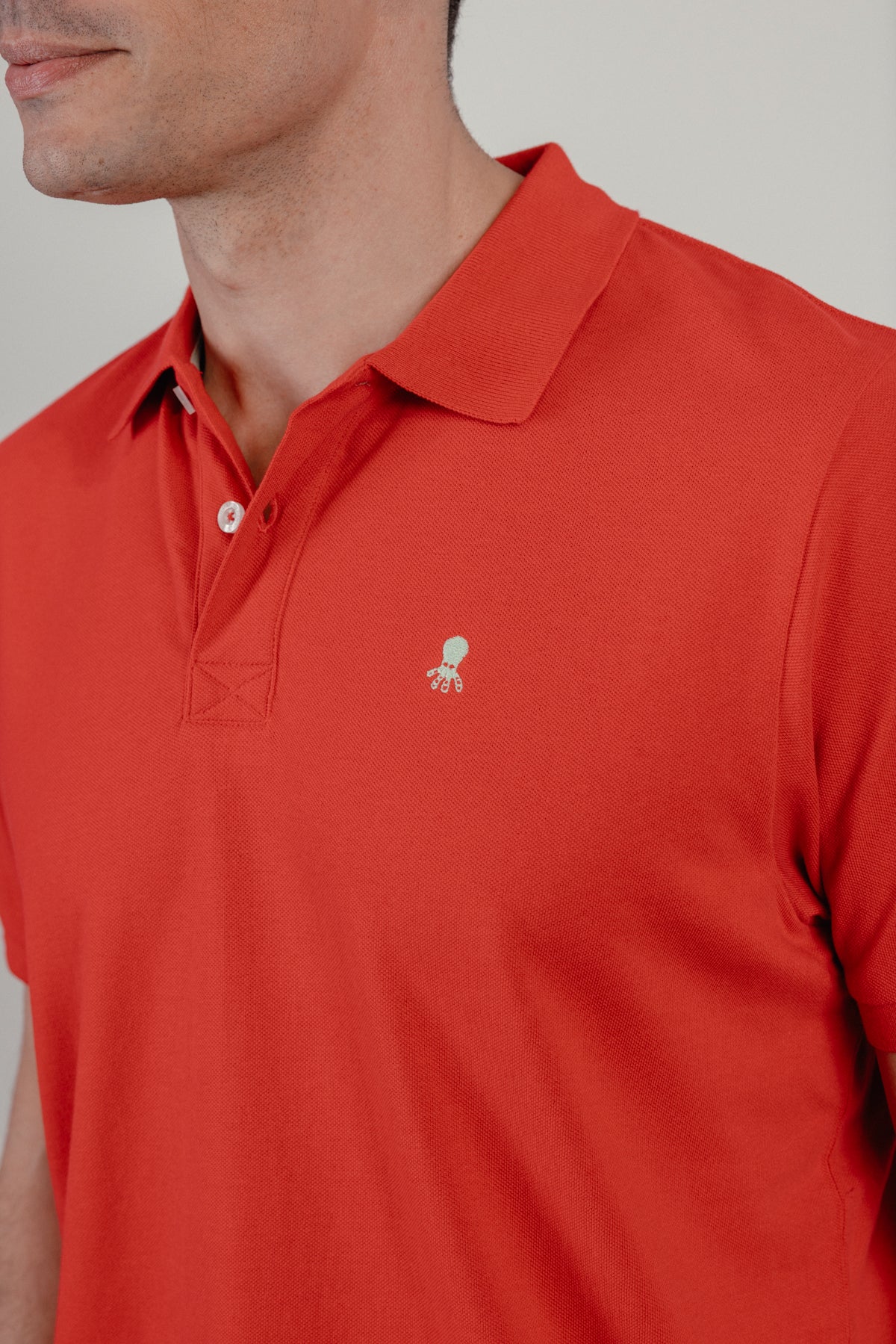 Polo lavado bordado a contraste rojo