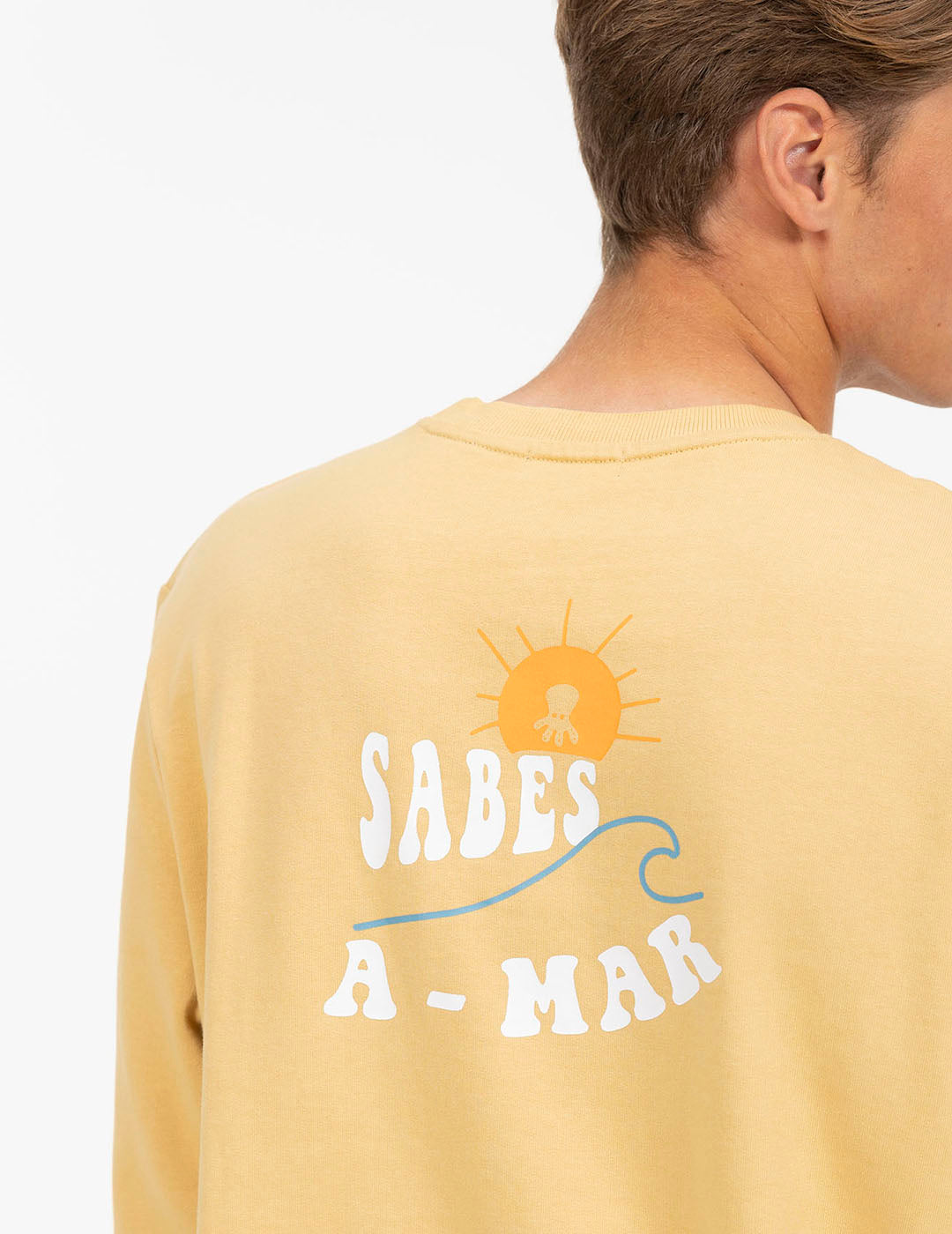 SUDADERA ESTAMPADO SABES A-MAR MOSTAZA DELAVÉ