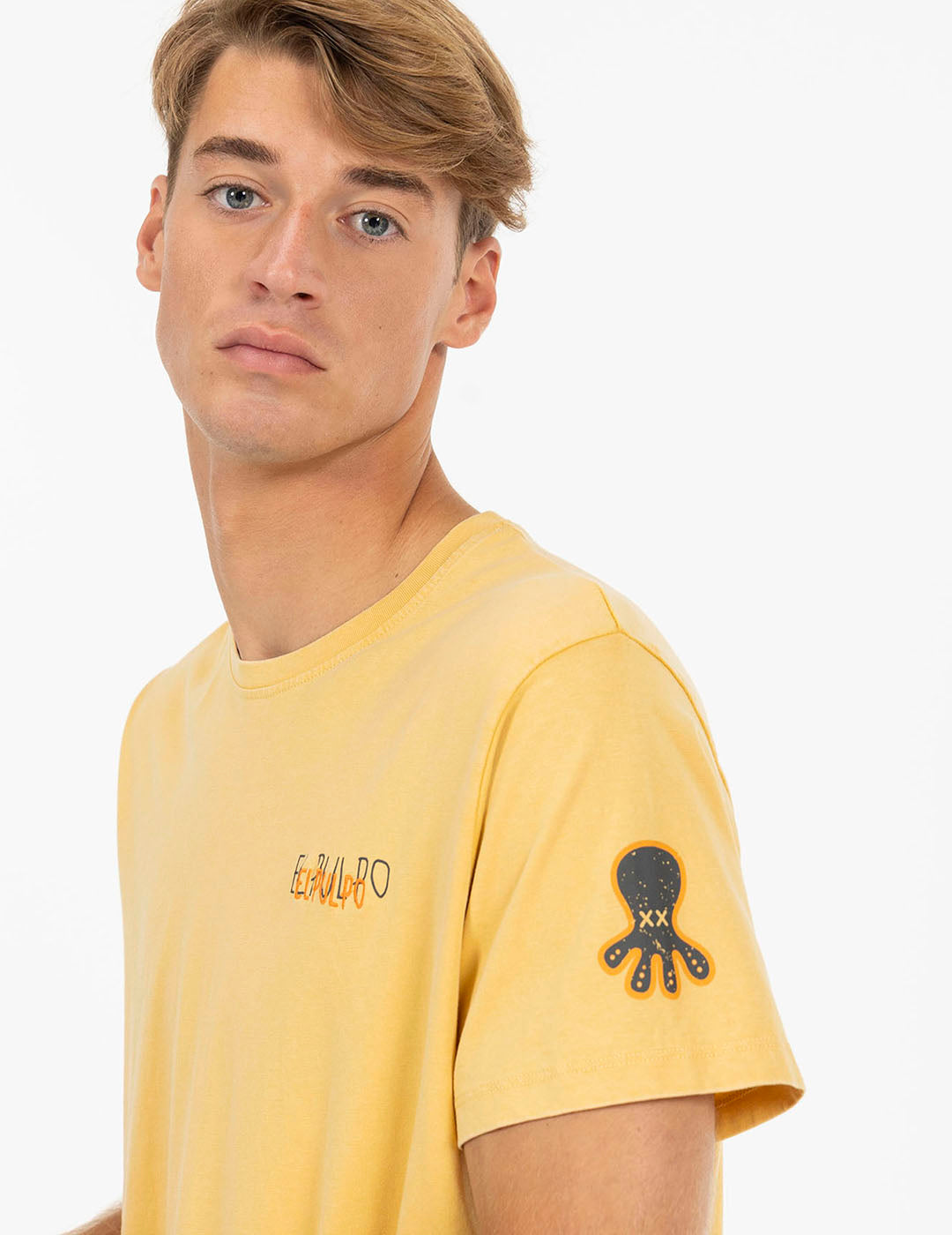 DELAVÉ MUSTARD TRIPLE LOGO PRINT T-SHIRT