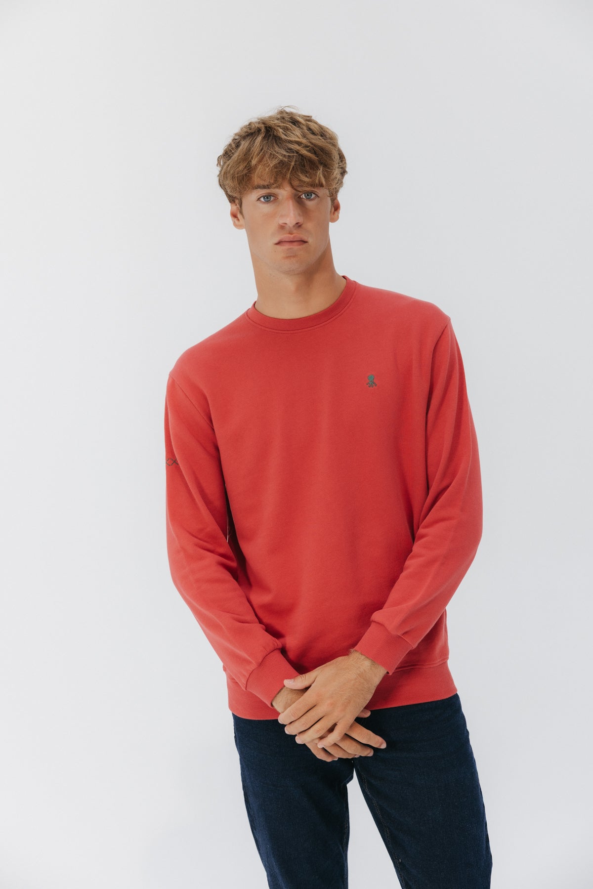 SUDADERA BORDADO CONTRASTE ROJO DELAVÉ