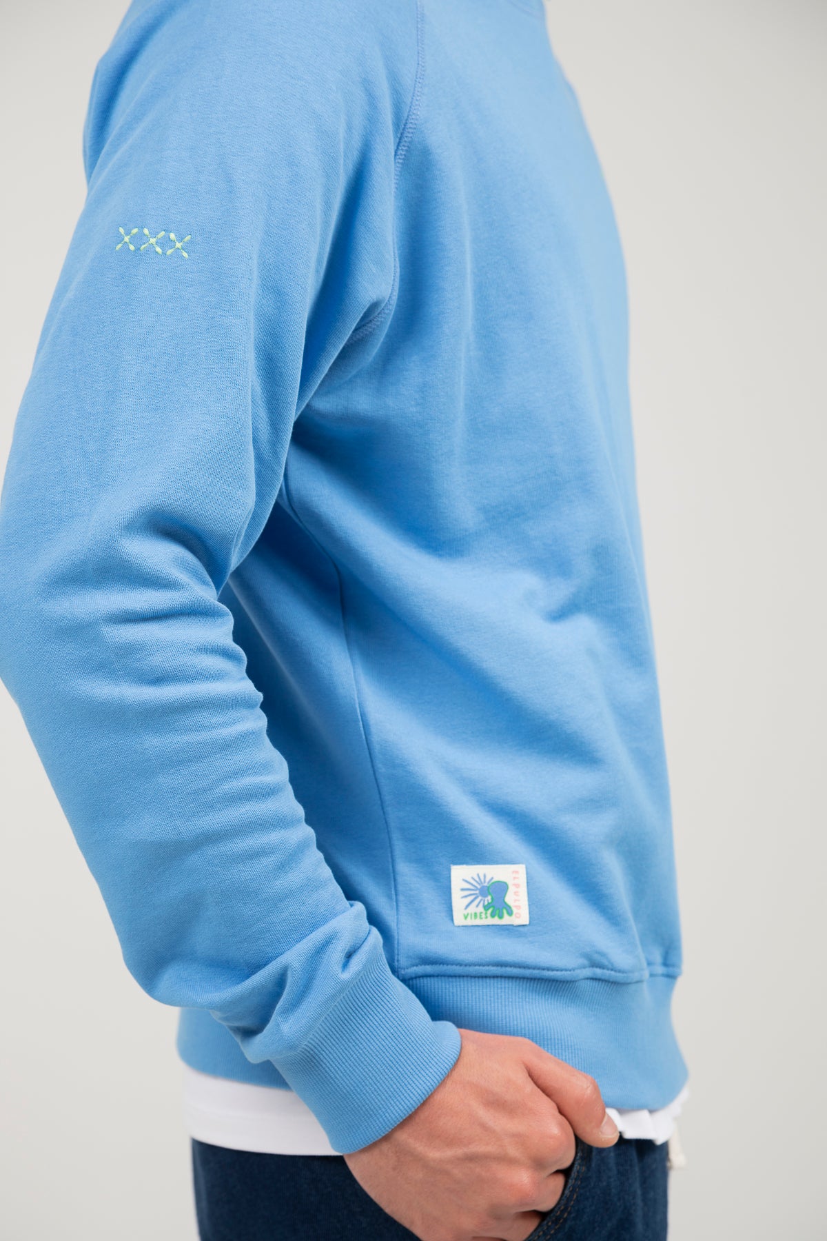 Sudadera manga ranglan bordado contraste azul lavanda