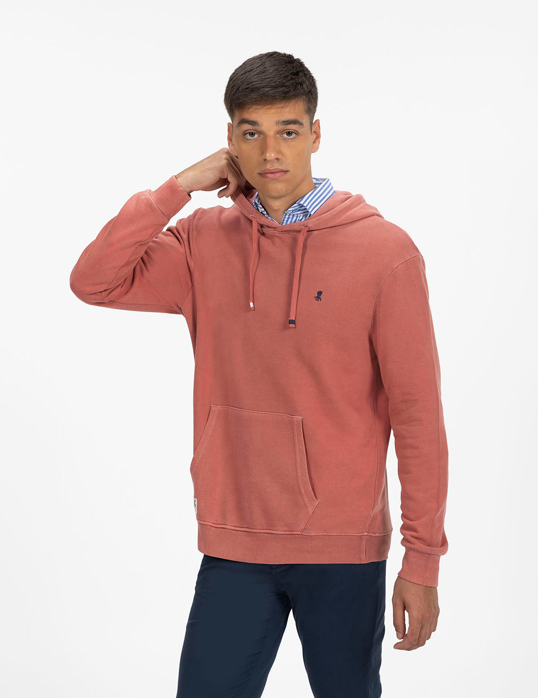 SUDADERA CAPUCHA LAVADA CON BORDADO ROSA FLAMINGO