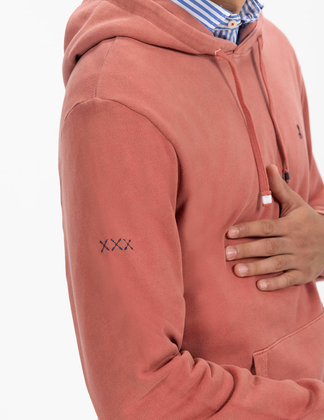 SUDADERA CAPUCHA LAVADA CON BORDADO ROSA FLAMINGO