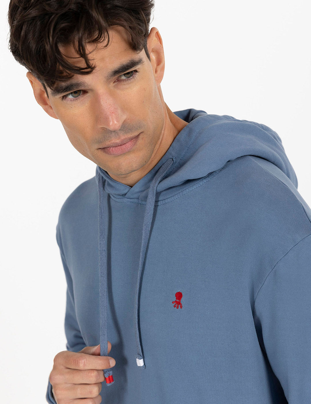 SUDADERA CAPUCHA LAVADA CON BORDADO INDIGO DELAVÉ