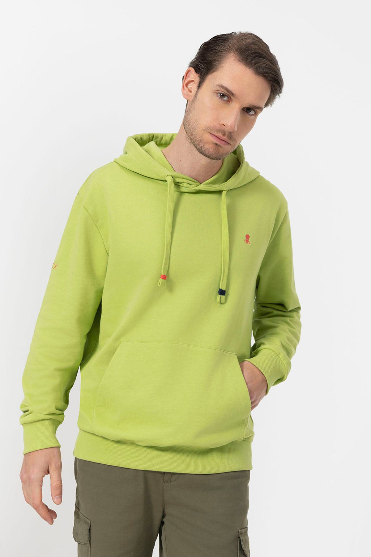 BASIC HOODED SWEATSHIRT WITH CONTRAST EMBROIDERY IN PISTACHIO GREEN