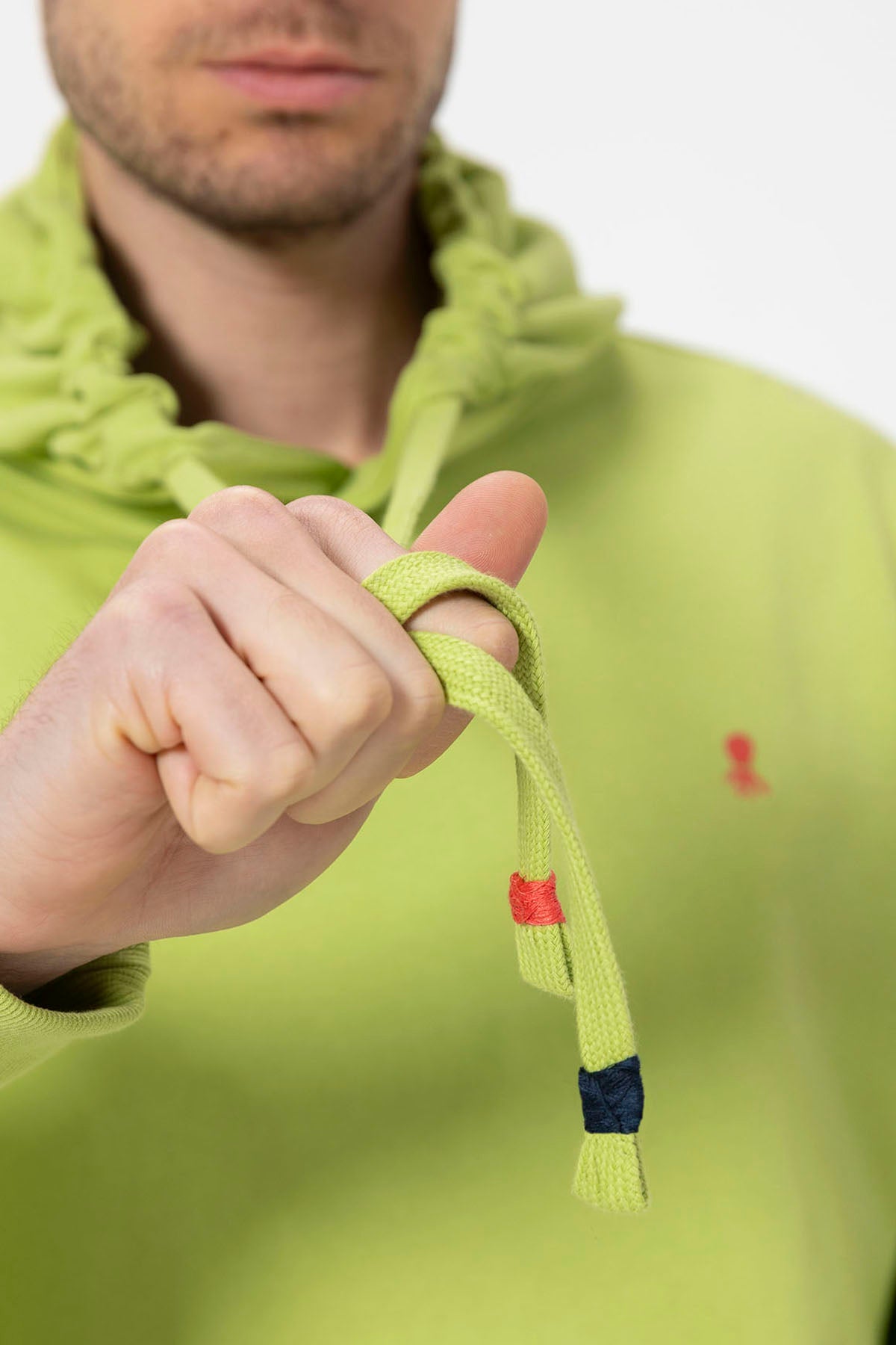 BASIC HOODED SWEATSHIRT WITH CONTRAST EMBROIDERY IN PISTACHIO GREEN