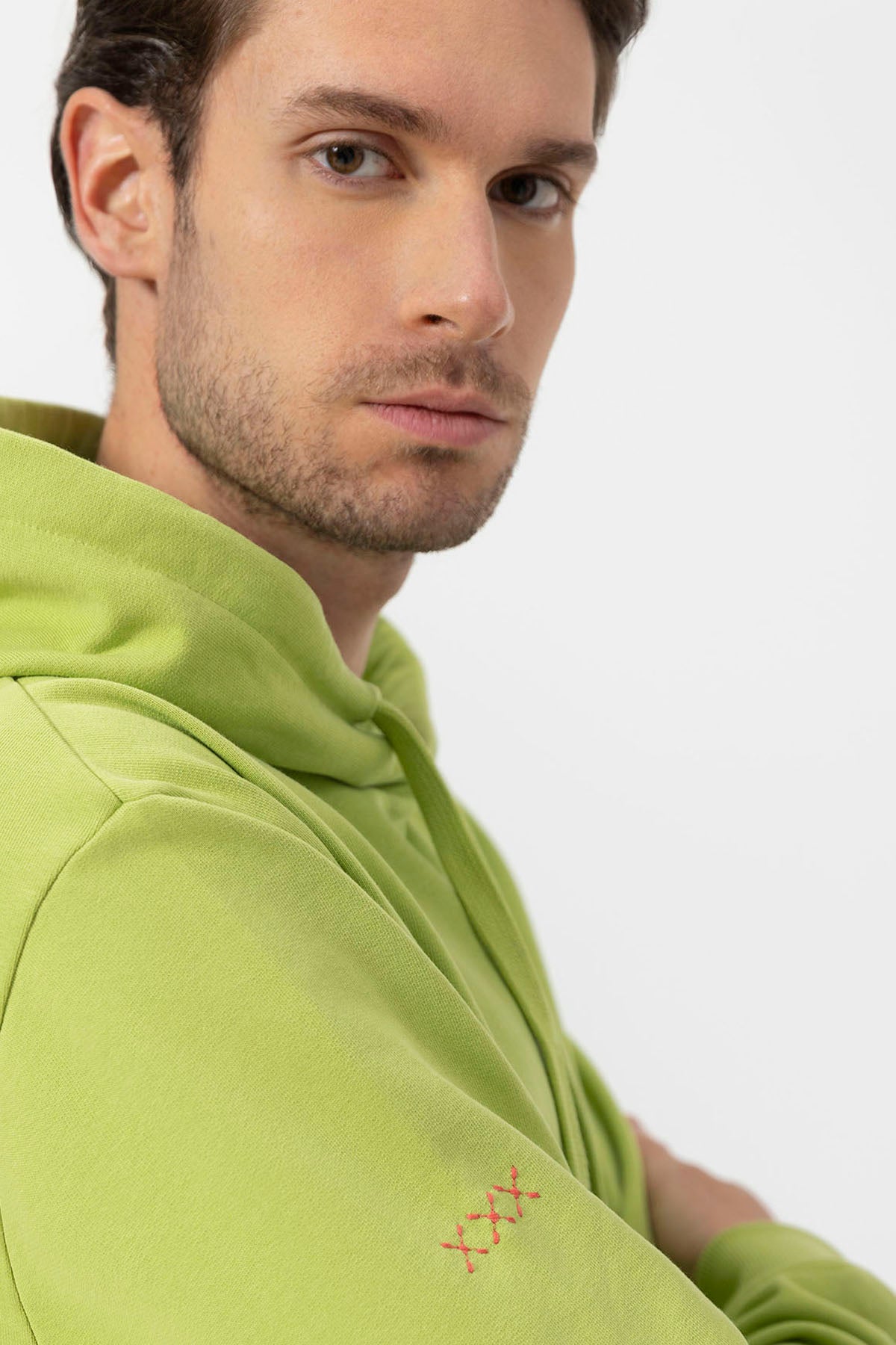 BASIC HOODED SWEATSHIRT WITH CONTRAST EMBROIDERY IN PISTACHIO GREEN