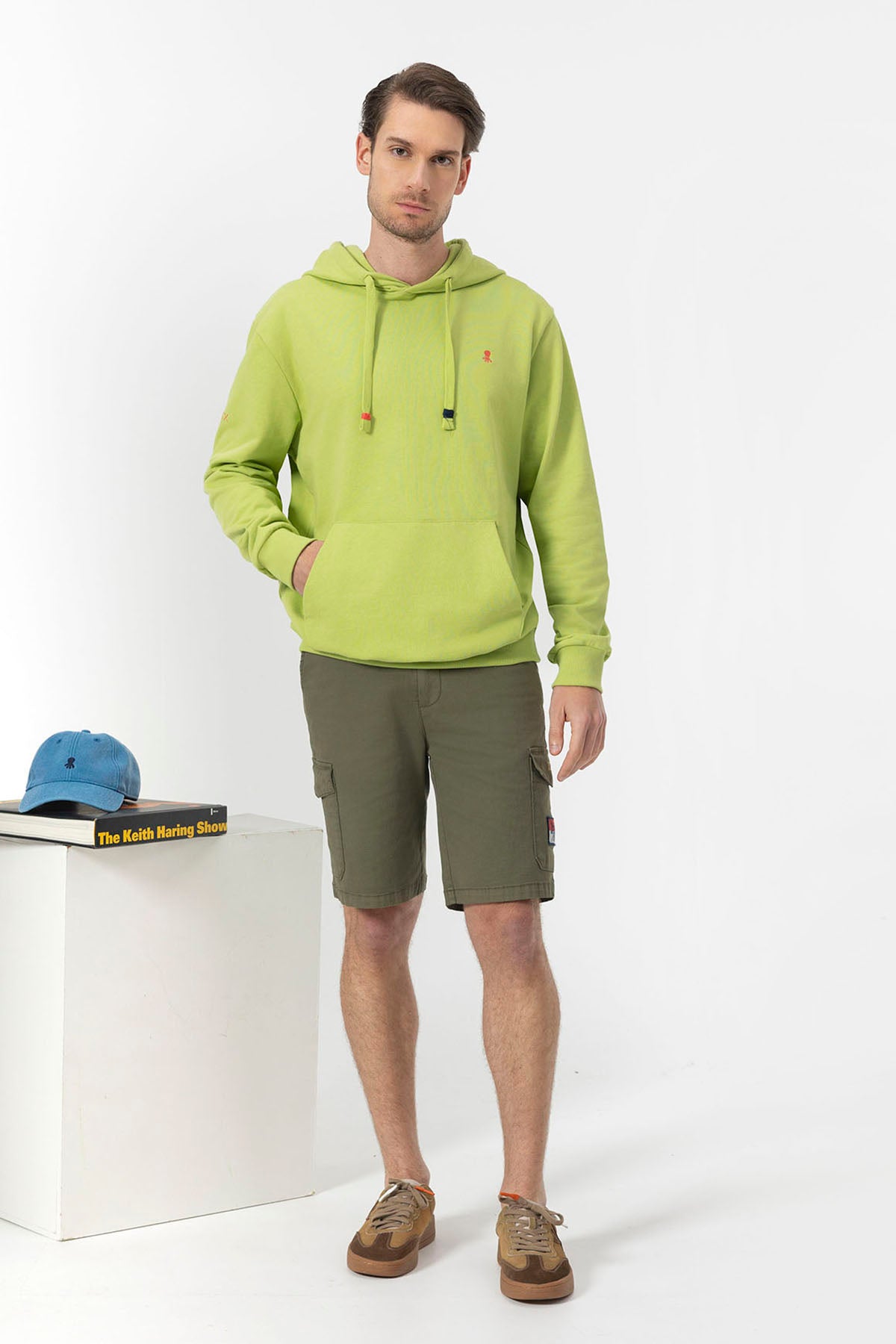 BASIC HOODED SWEATSHIRT WITH CONTRAST EMBROIDERY IN PISTACHIO GREEN