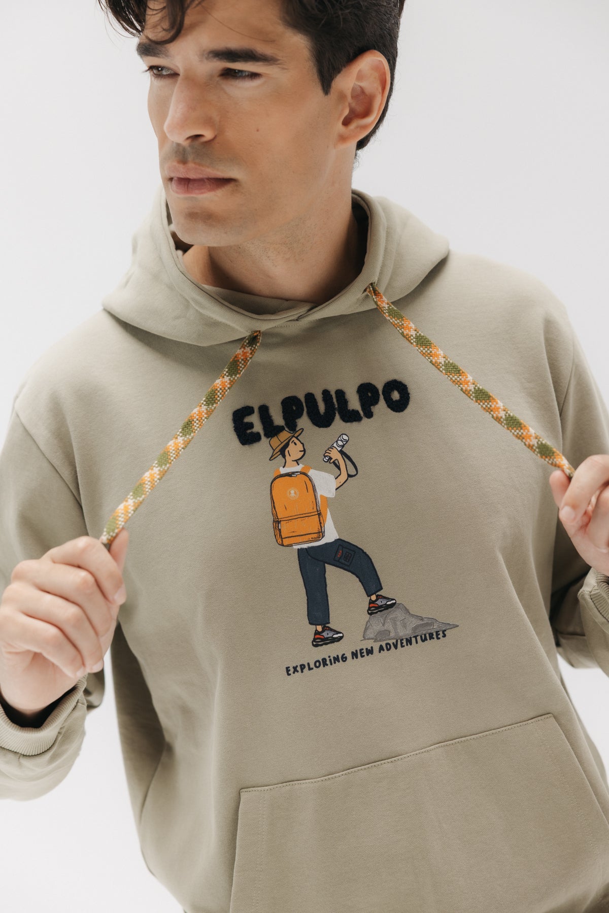 SUDADERA CAPUCHA EXPLORING NEW ADVENTURE VERDE KHAKI