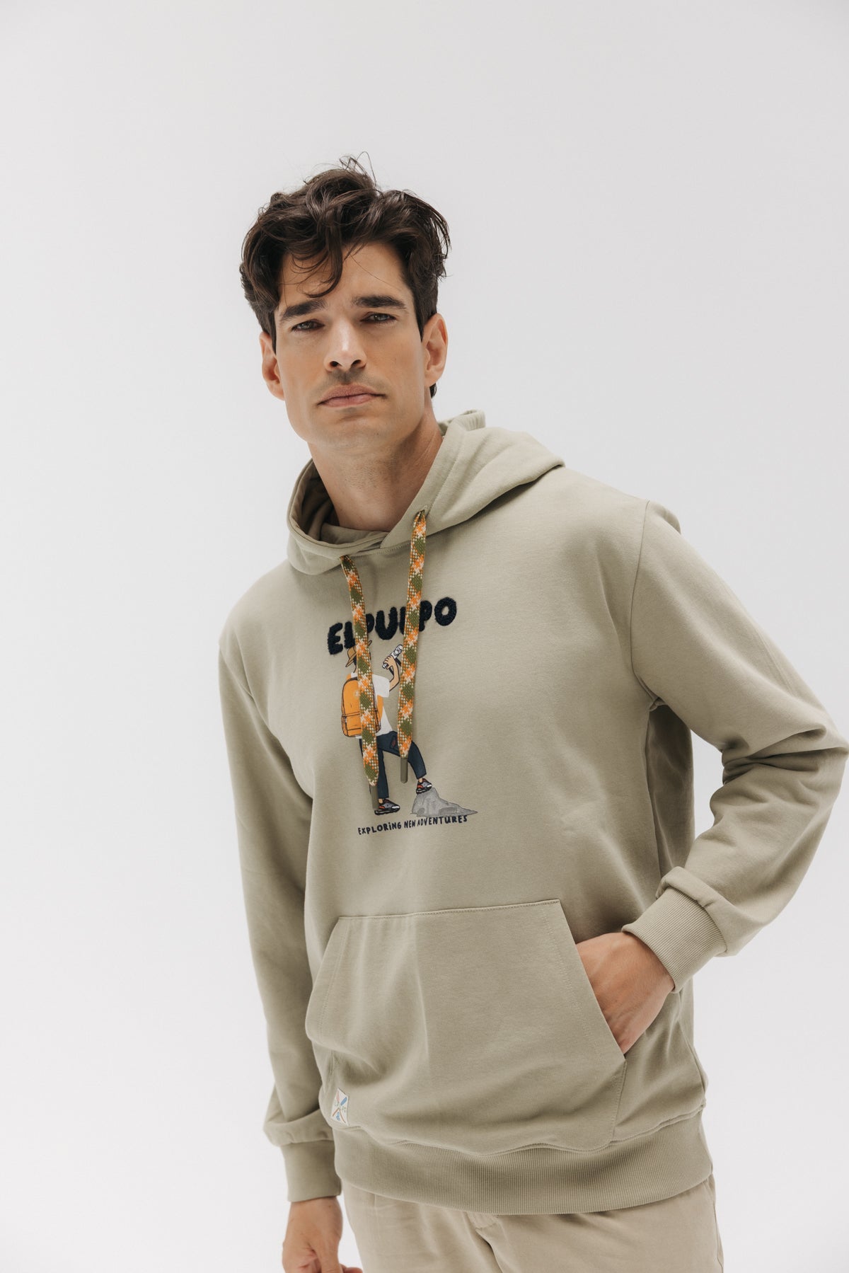 SUDADERA CAPUCHA EXPLORING NEW ADVENTURE VERDE KHAKI
