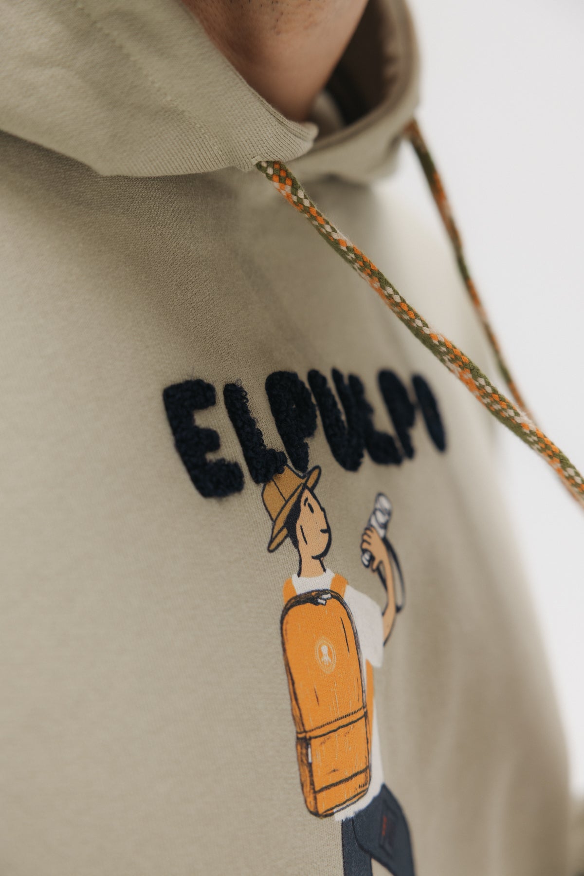 SUDADERA CAPUCHA EXPLORING NEW ADVENTURE VERDE KHAKI