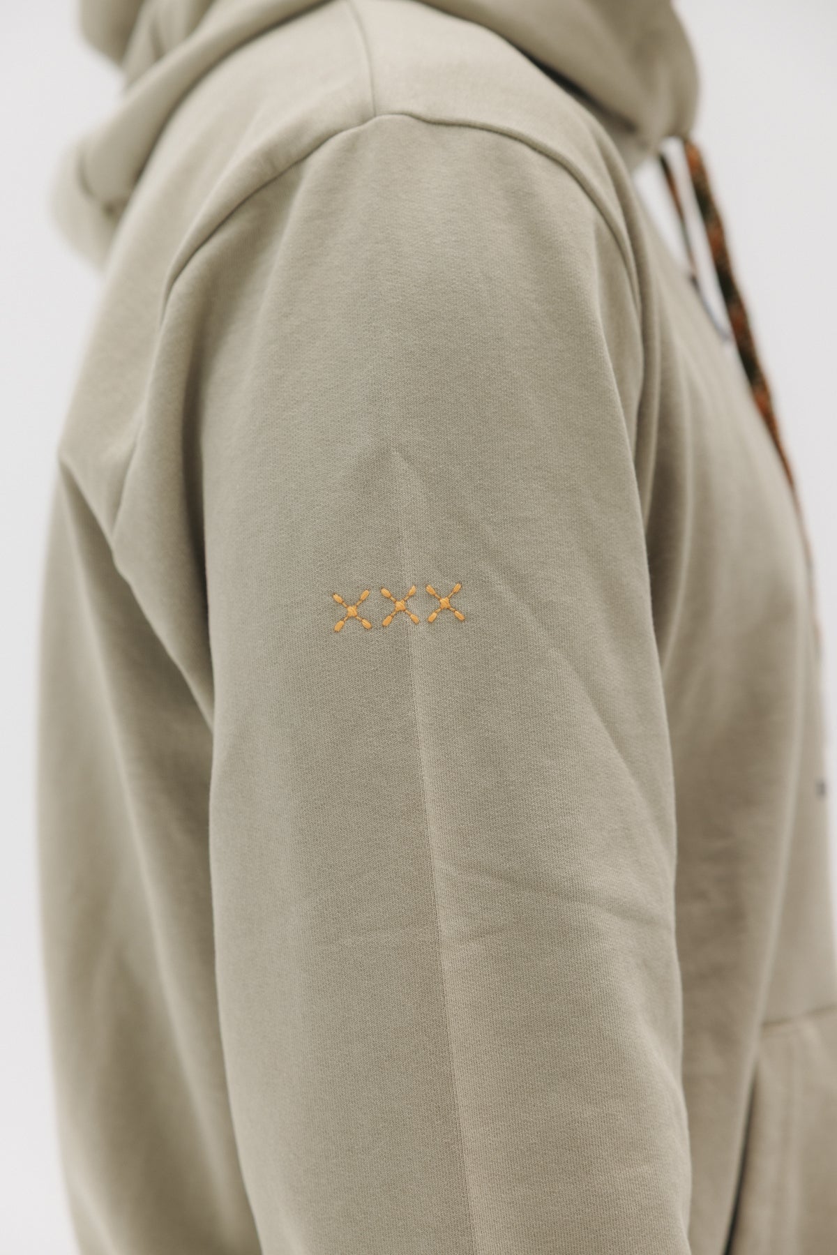 SUDADERA CAPUCHA EXPLORING NEW ADVENTURE VERDE KHAKI