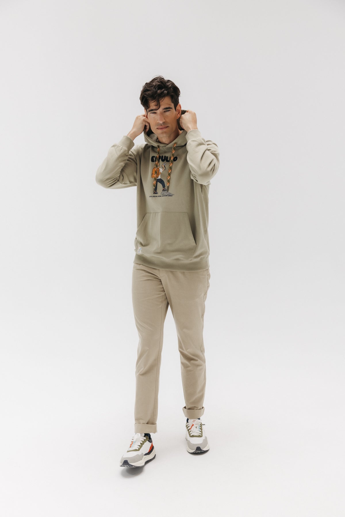 SUDADERA CAPUCHA EXPLORING NEW ADVENTURE VERDE KHAKI