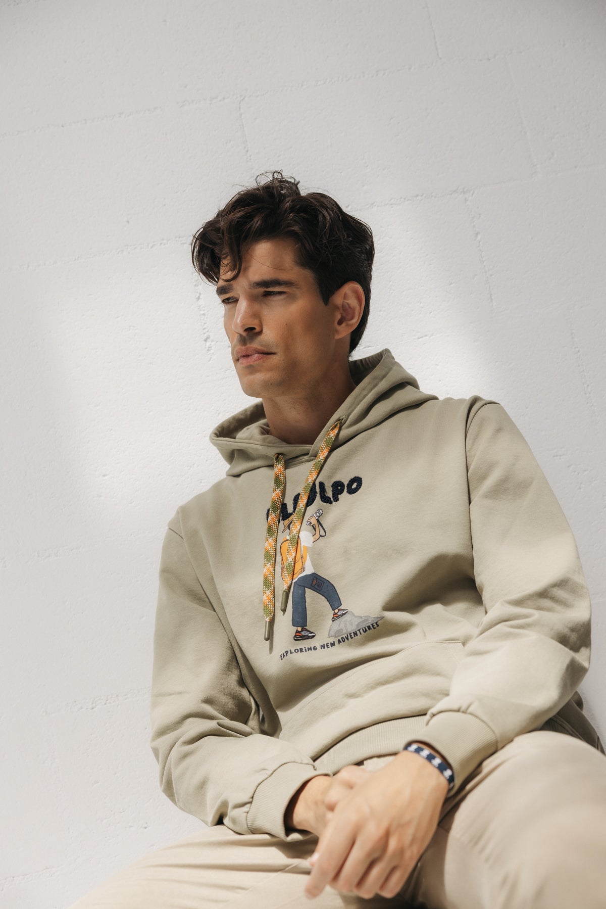 SUDADERA CAPUCHA EXPLORING NEW ADVENTURE VERDE KHAKI
