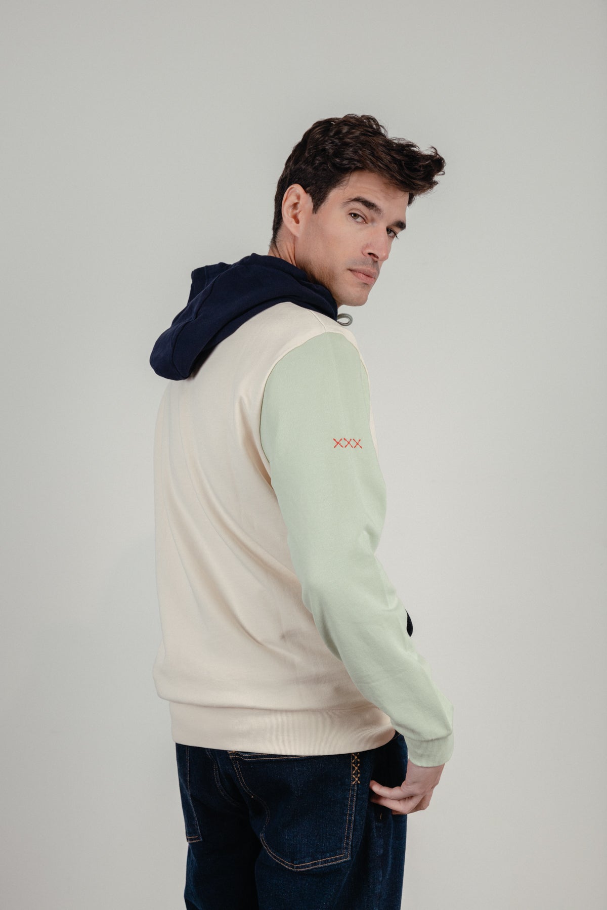 Sudadera capucha color block estampado blanco roto