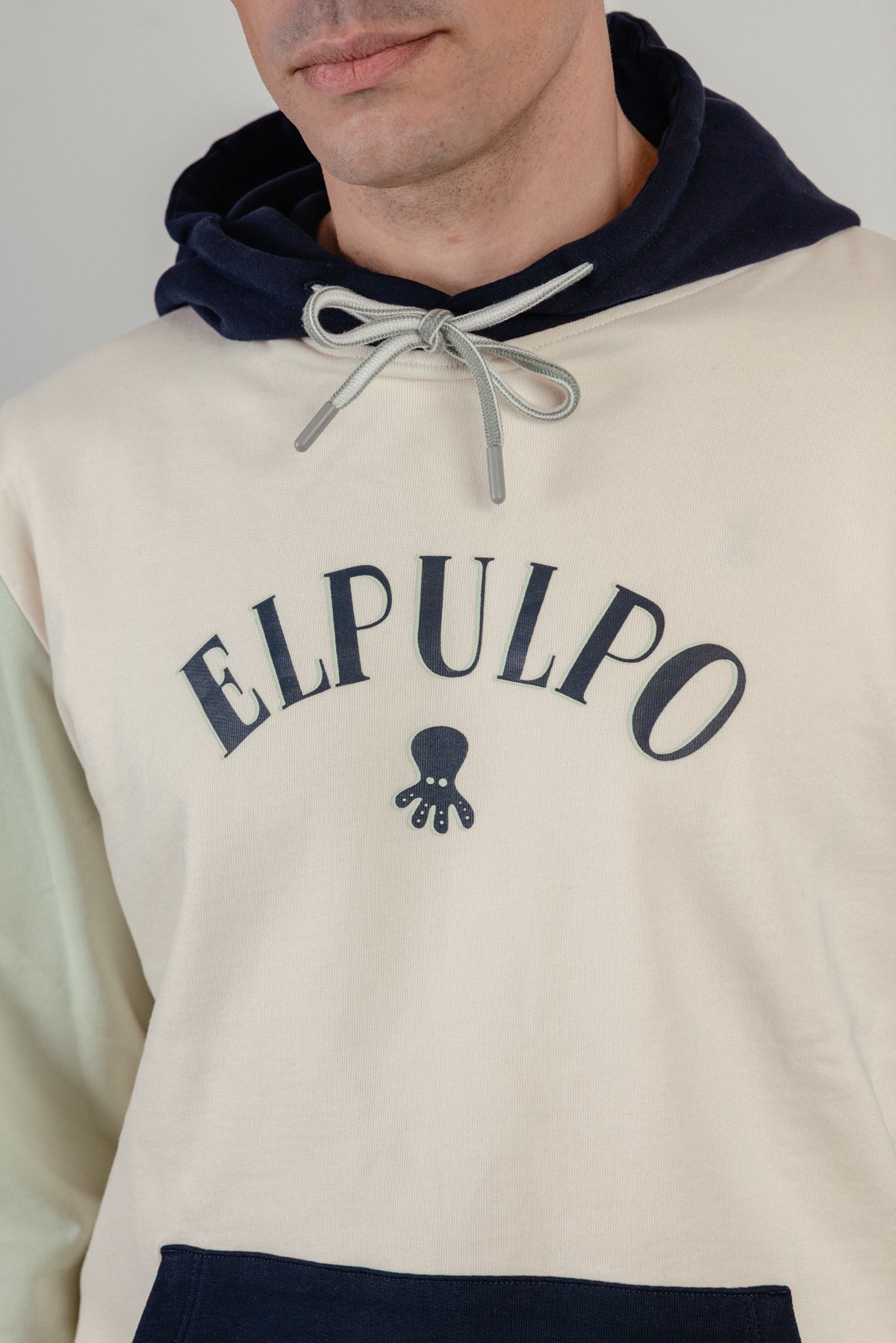 Sudadera capucha color block estampado blanco roto