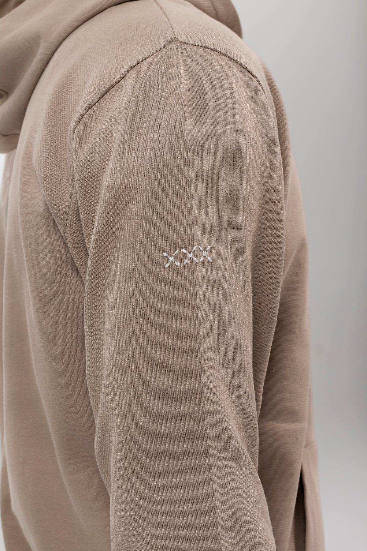 Sudadera estampado óleo paisaje arena