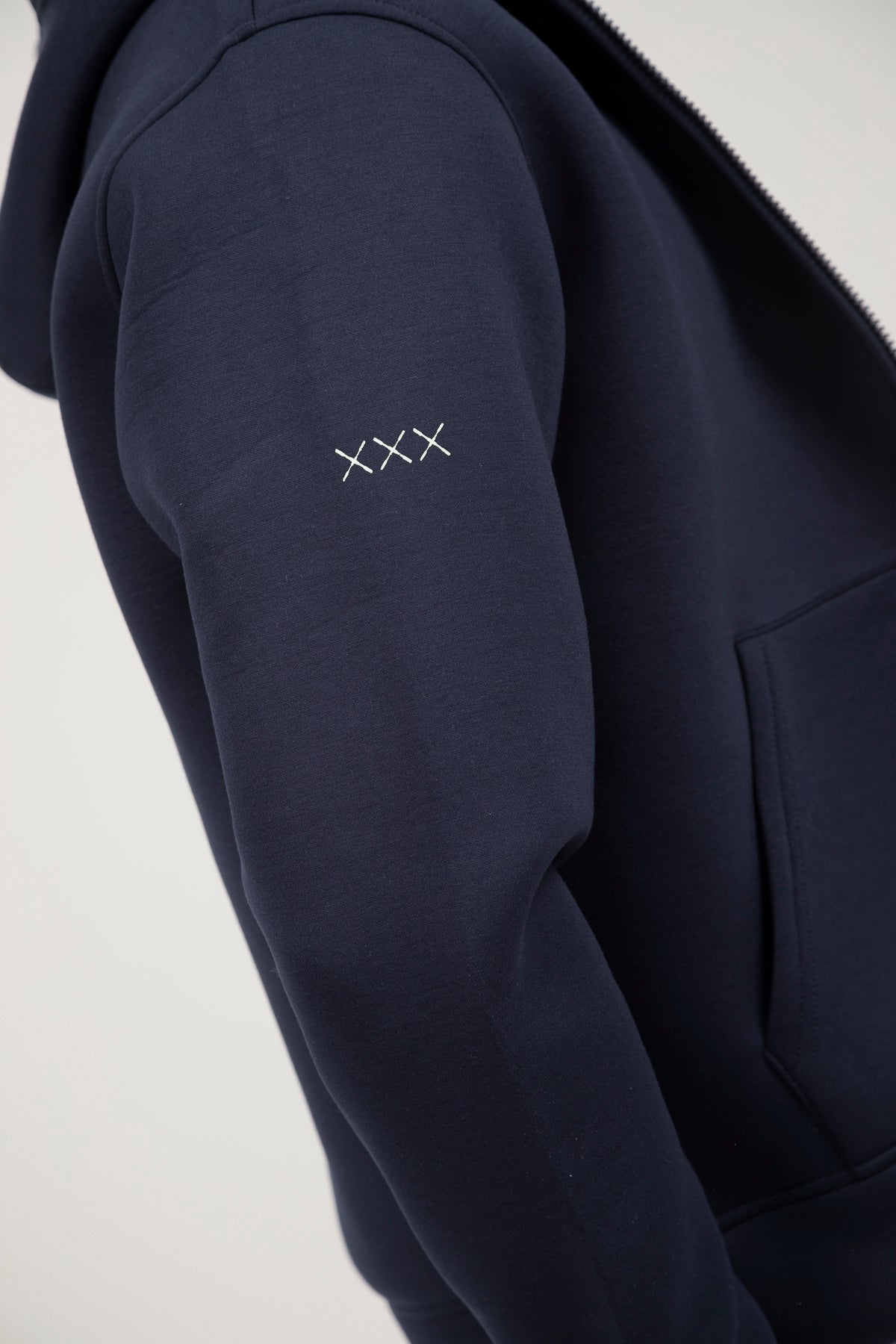 Sudadera capucha cremallera neopreno parche engomado azul marino