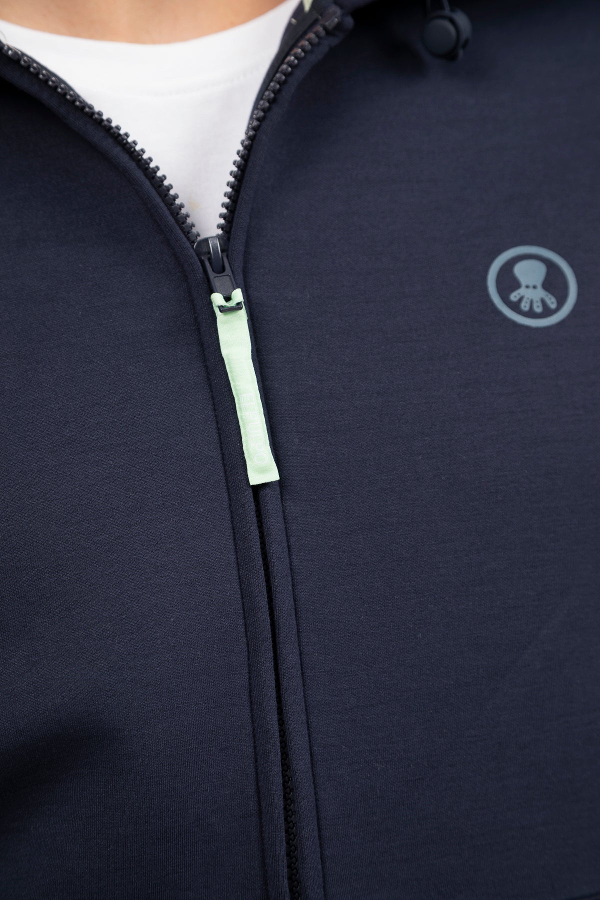 Sudadera capucha cremallera neopreno parche engomado azul marino