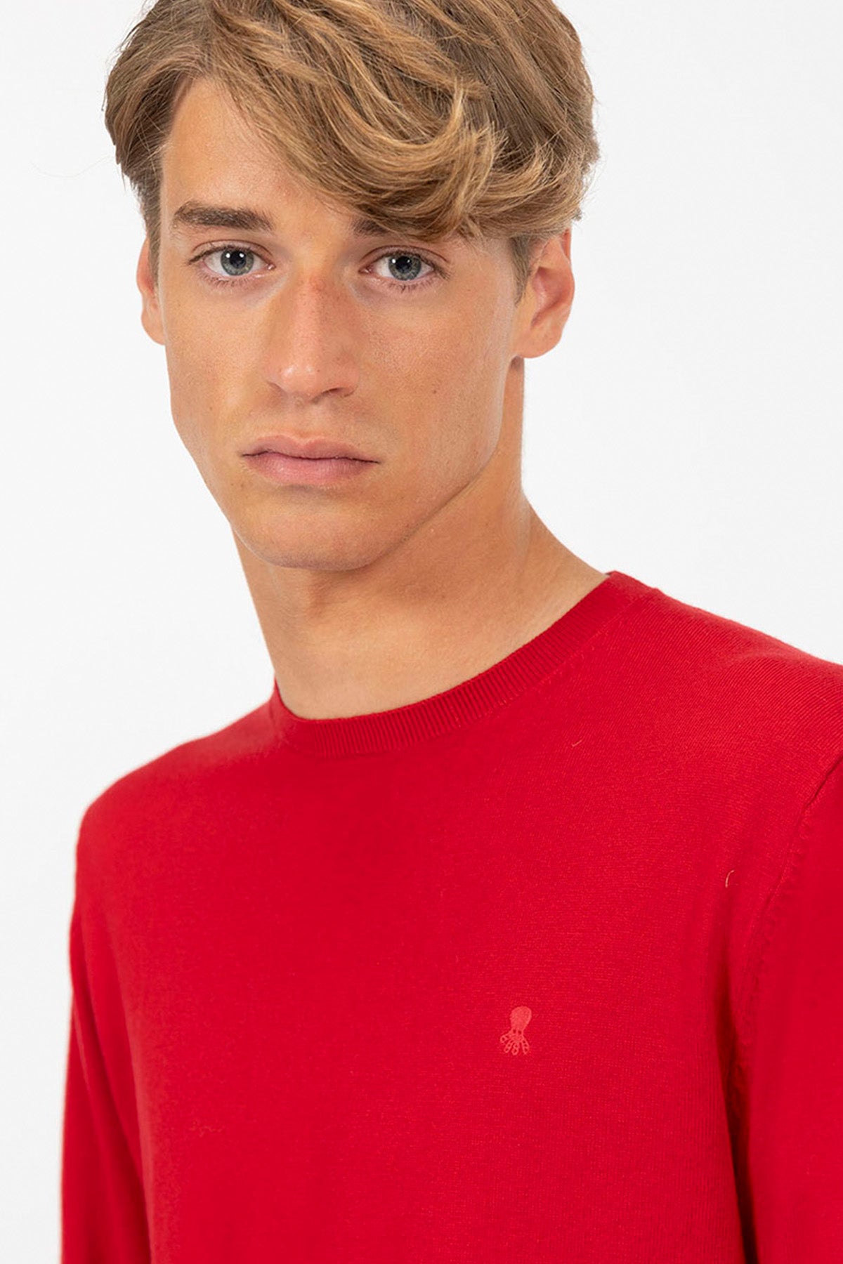 T-SHIRT COM LOGOTIPO CASTANHO E GOLA REDONDA MISTA