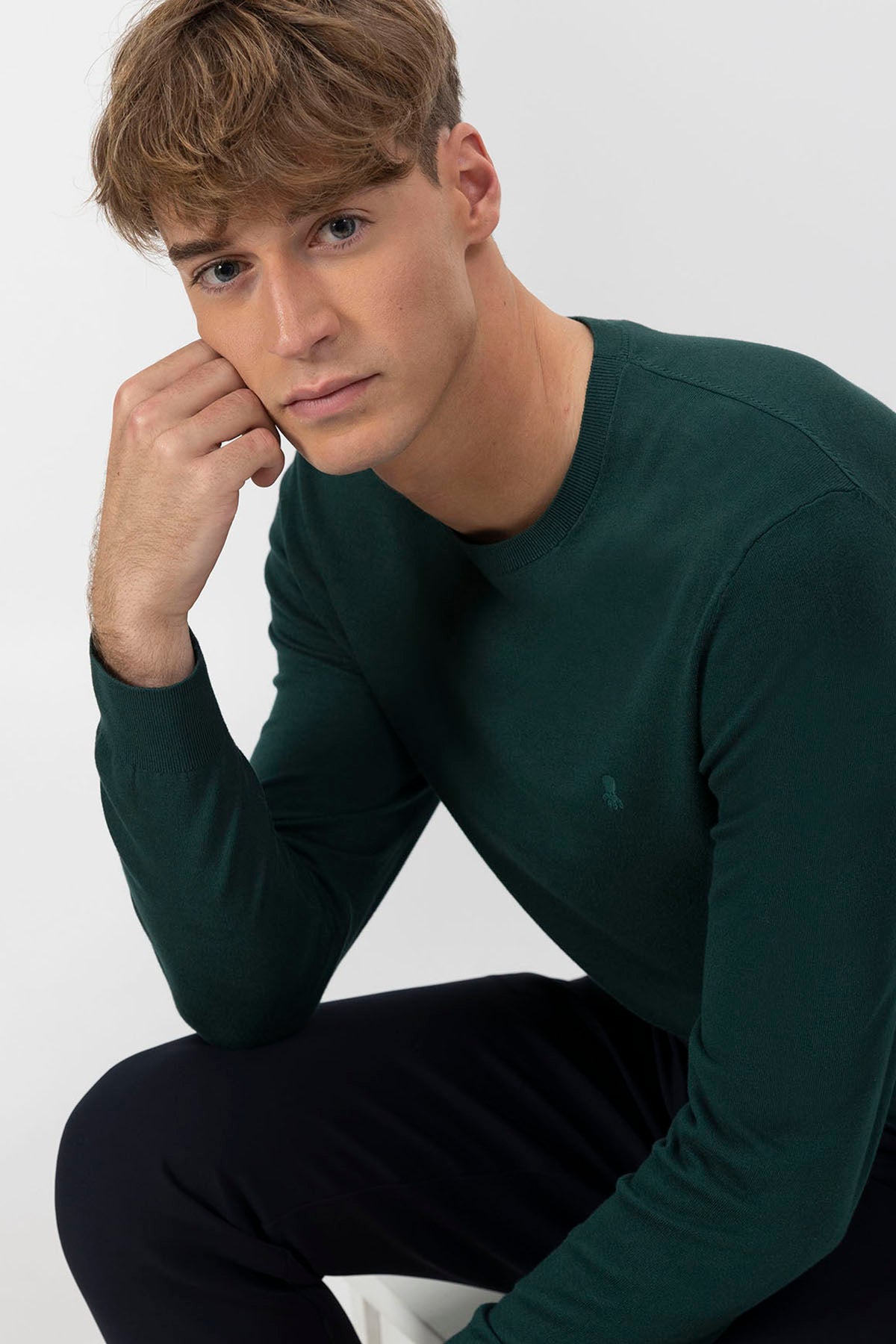 BASIC SWEATER WITH BOTTLE GREEN LOGO