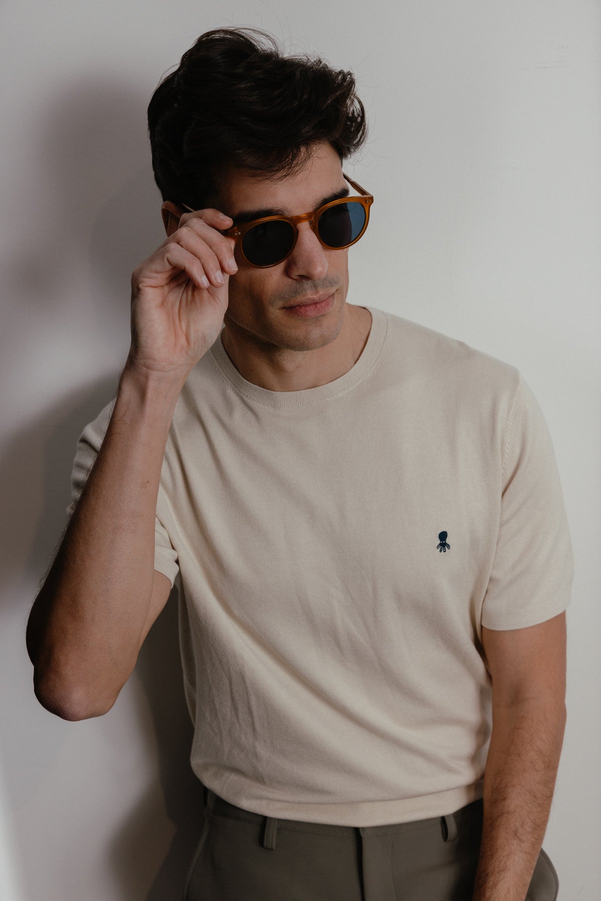 Camiseta de punto básica logo blanco roto