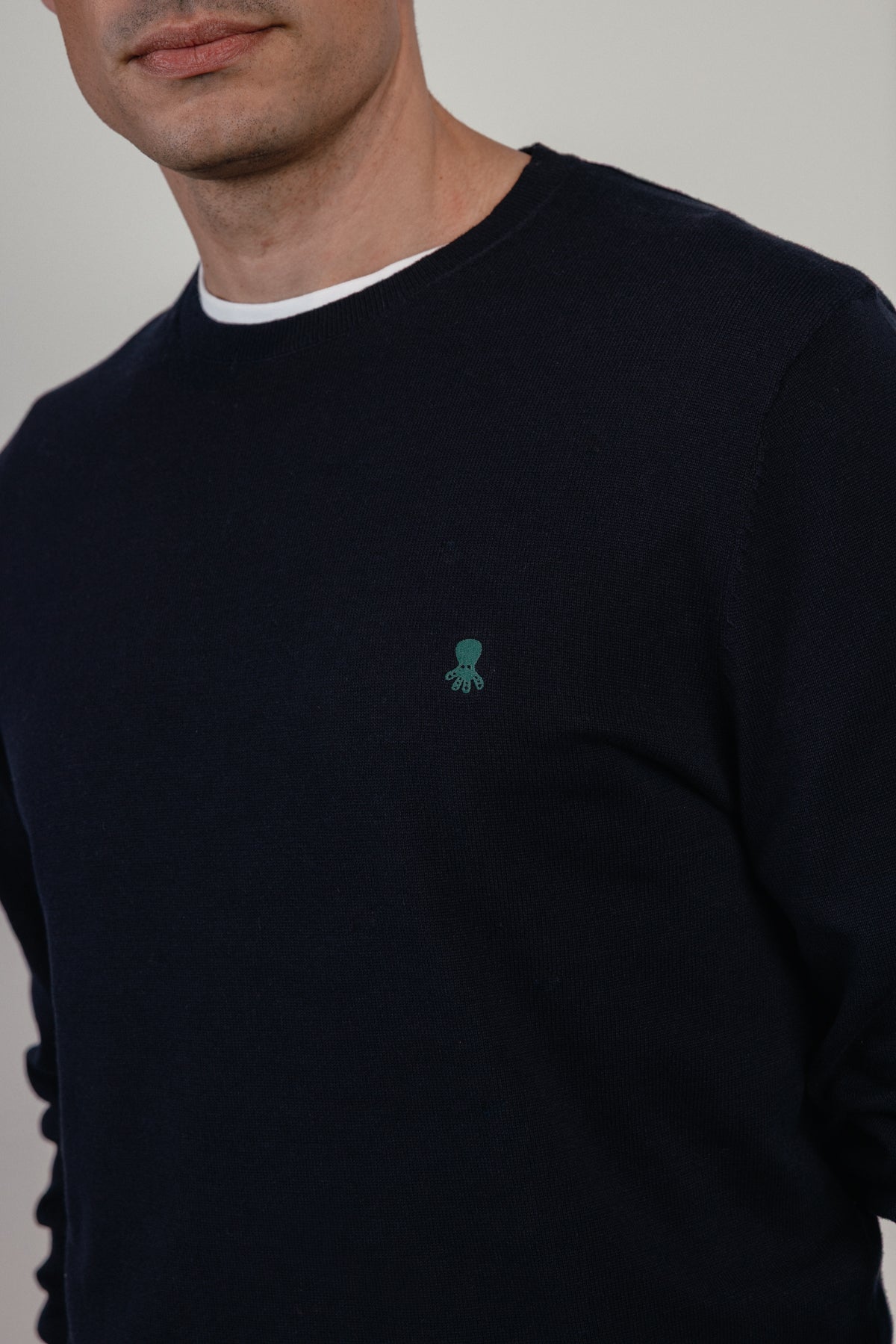 Jersey logo bordado azul marino delavé