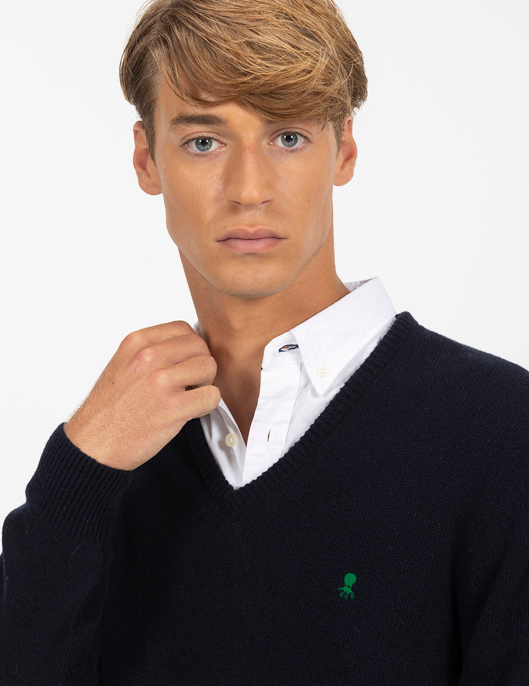 BASIC NAVY BLUE V-NECK SWEATER