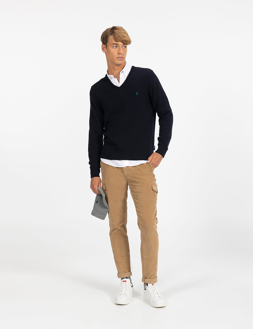 BASIC NAVY BLUE V-NECK SWEATER